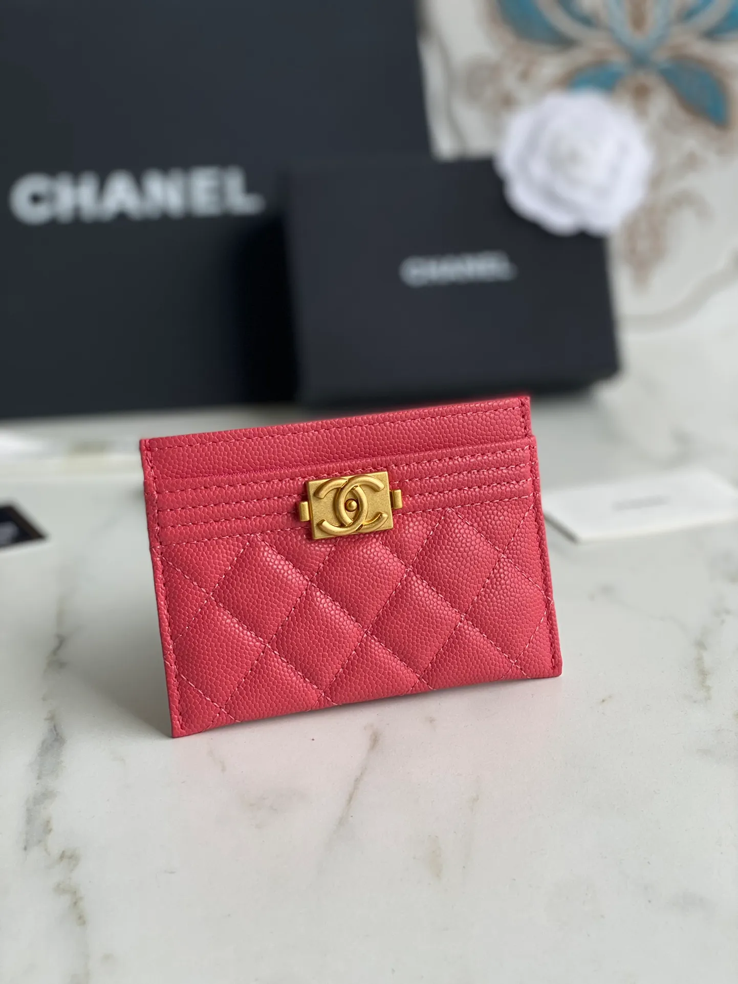 220💰[Original quality][With serial code] CHANEL’s new leboy card holder has arrived! The imported rhombus pattern is very attractive! The retro gilt buckle has an old-fashioned feel and is very fashionable and retro❤️This small card holder is very cost-effective and you can also put some change in the three card slots👍Model number: 84431 Size: 11×7.5×1cm