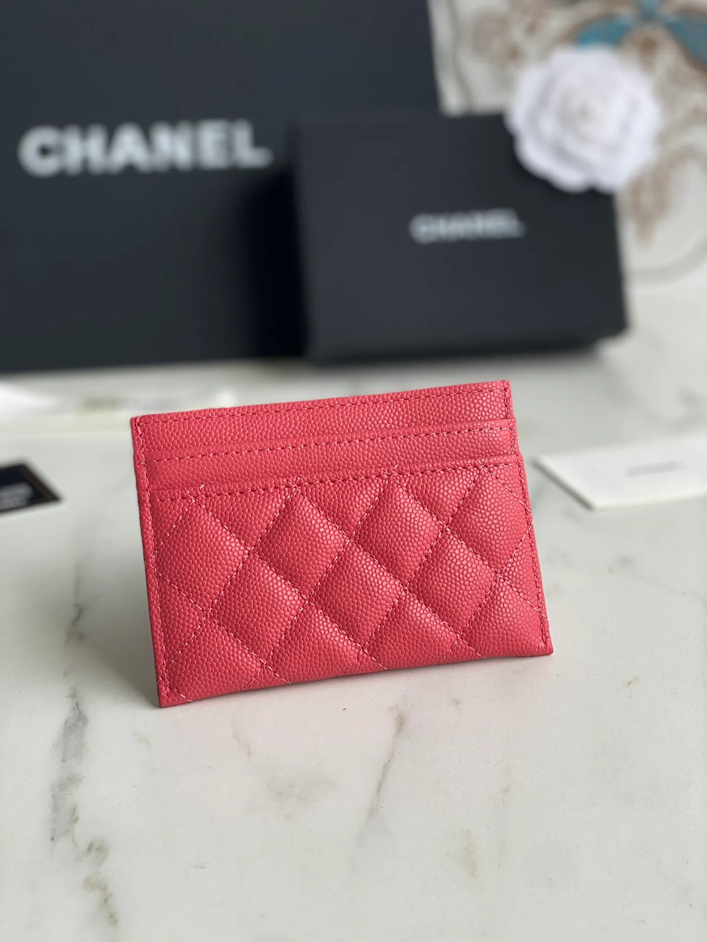 220💰[Original quality][With serial code] CHANEL’s new leboy card holder has arrived! The imported rhombus pattern is very attractive! The retro gilt buckle has an old-fashioned feel and is very fashionable and retro❤️This small card holder is very cost-effective and you can also put some change in the three card slots👍Model number: 84431 Size: 11×7.5×1cm
