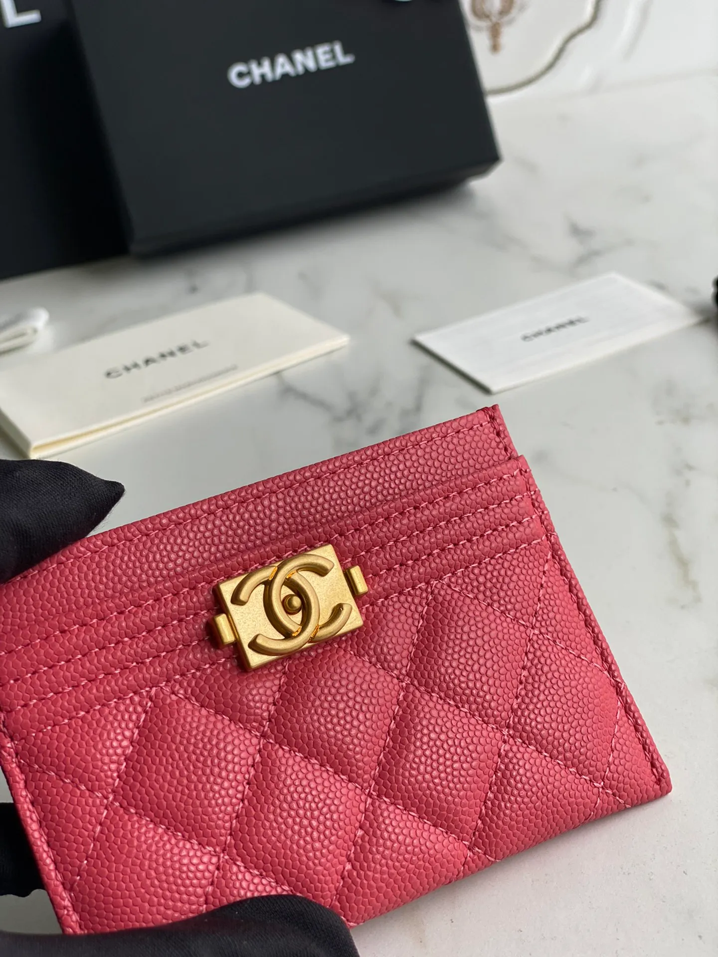 220💰[Original quality][With serial code] CHANEL’s new leboy card holder has arrived! The imported rhombus pattern is very attractive! The retro gilt buckle has an old-fashioned feel and is very fashionable and retro❤️This small card holder is very cost-effective and you can also put some change in the three card slots👍Model number: 84431 Size: 11×7.5×1cm