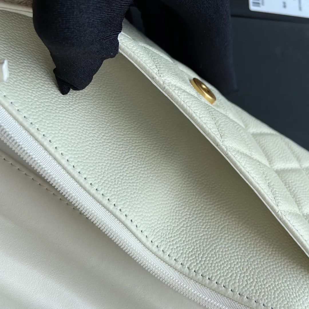Xiaoxiang imported Italian grained calfskin Item number: AP5608 Price: 960 Size: w20×h13×d3.5cm Color: White medium ball pattern gold steel mark
