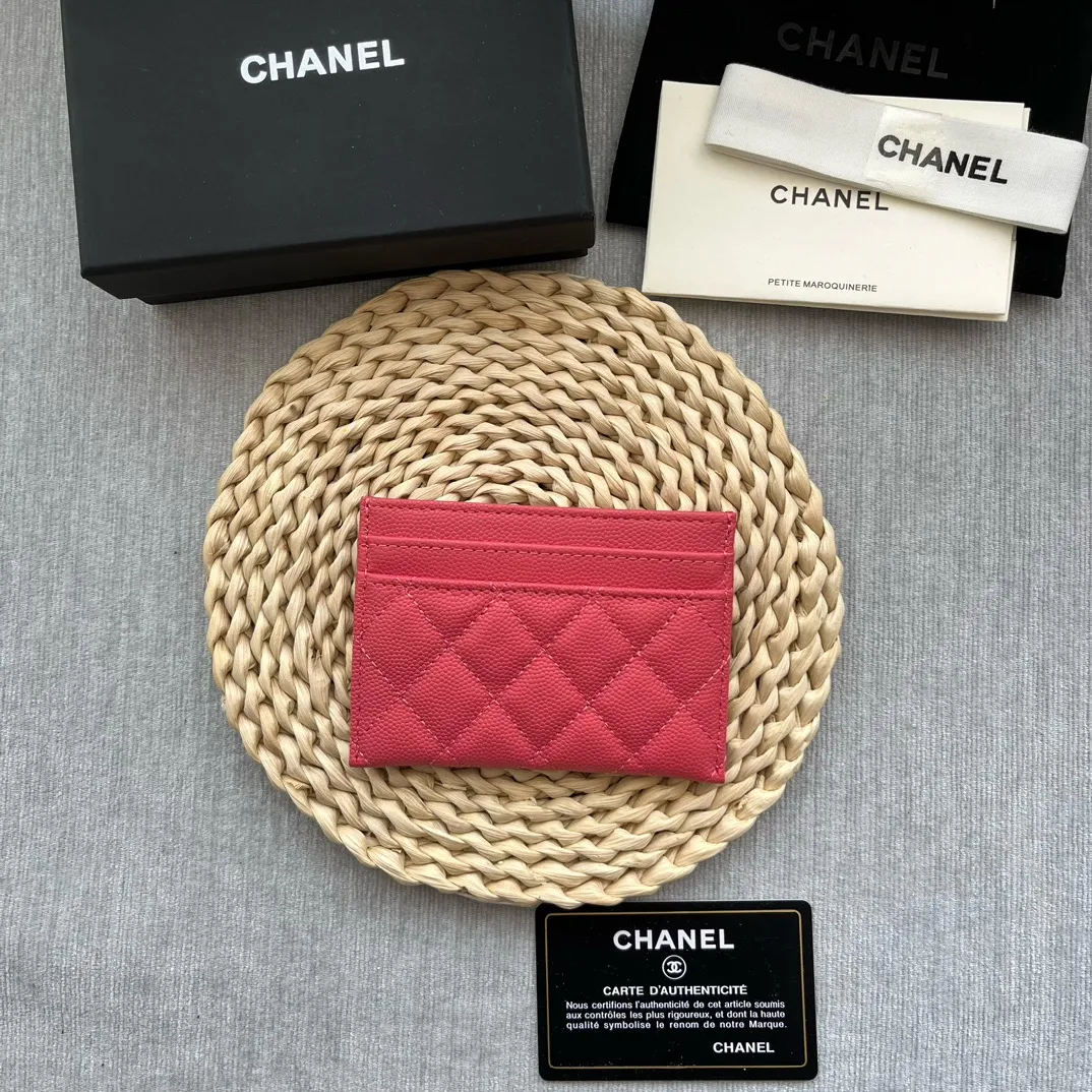 ¥220 [original quality] [with serial code] CHANEL’s new leboy card holder has arrived! The pebbled diamond pattern is very eye-catching! The retro gold buckle has an old-fashioned feel and is very fashionable and retro❤️This small card holder is very cost-effective, and you can also put some change in the three card slots👍Model number: 84431 Size: 11×7.5×1cm