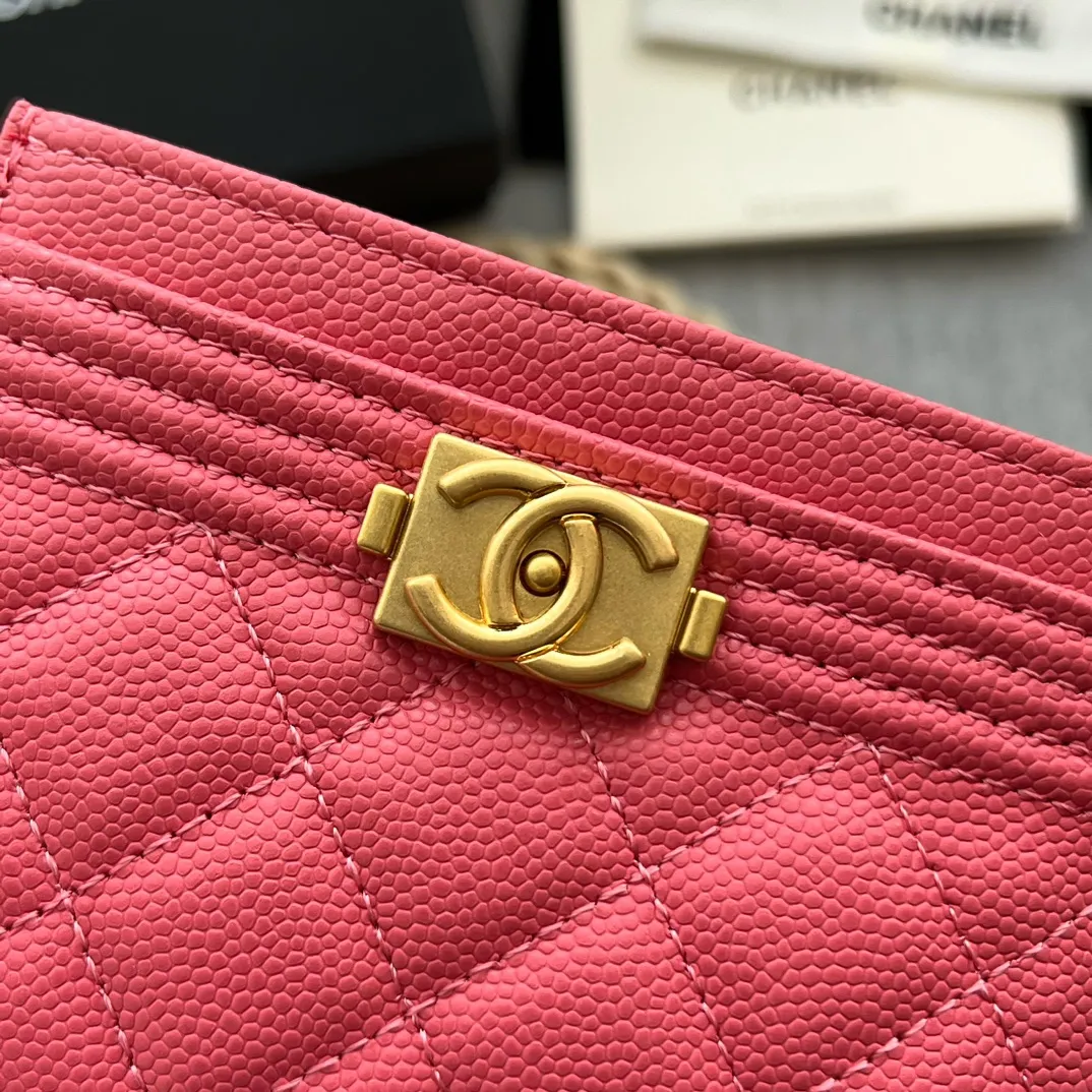 ¥220 [original quality] [with serial code] CHANEL’s new leboy card holder has arrived! The pebbled diamond pattern is very eye-catching! The retro gold buckle has an old-fashioned feel and is very fashionable and retro❤️This small card holder is very cost-effective, and you can also put some change in the three card slots👍Model number: 84431 Size: 11×7.5×1cm