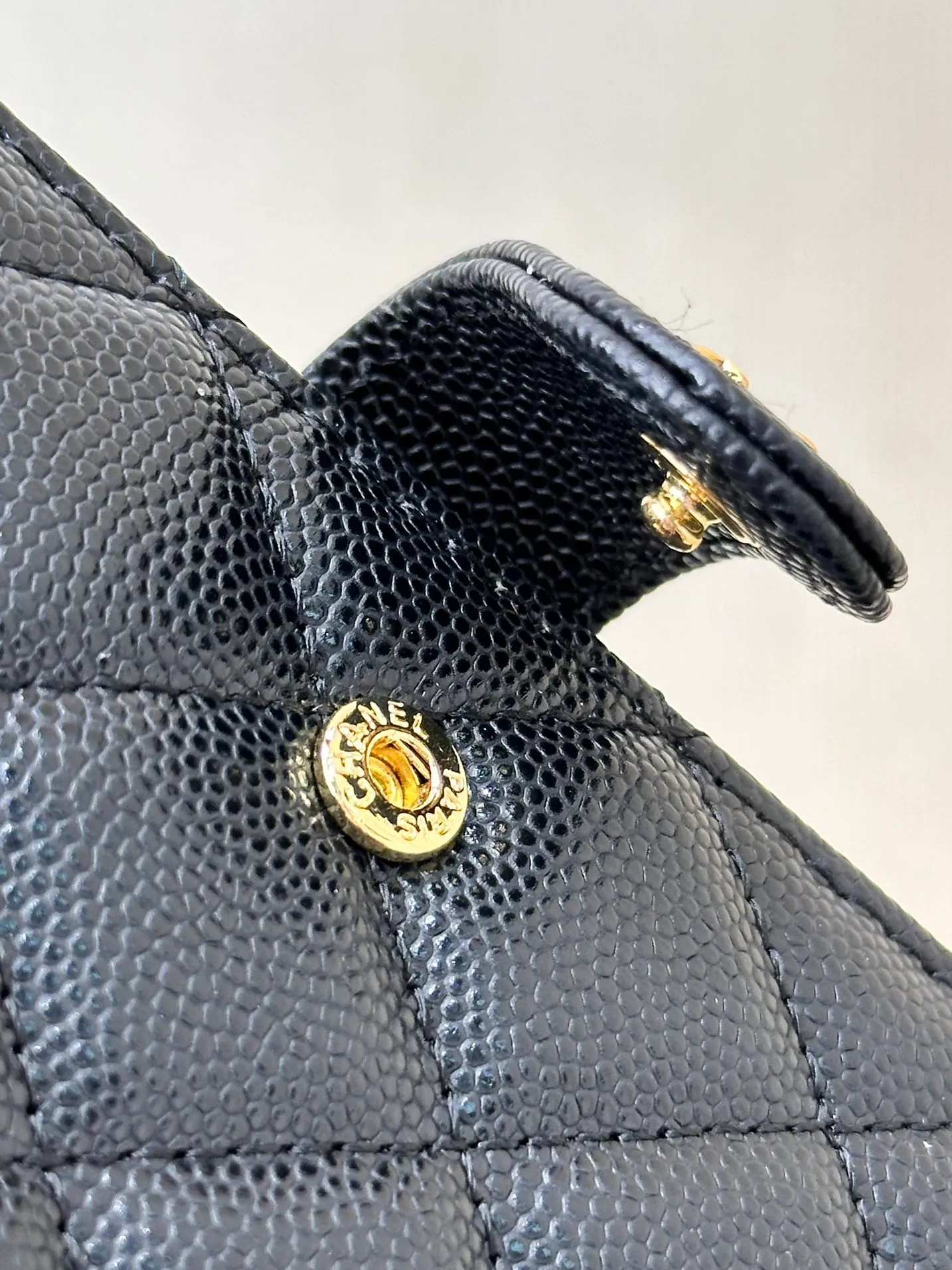 96066 The interior is made of burgundy calfskin. The leather has its own luster, and the texture is clear and delicate. It has various card slots on the side and an anti-counterfeiting code design on the inside.