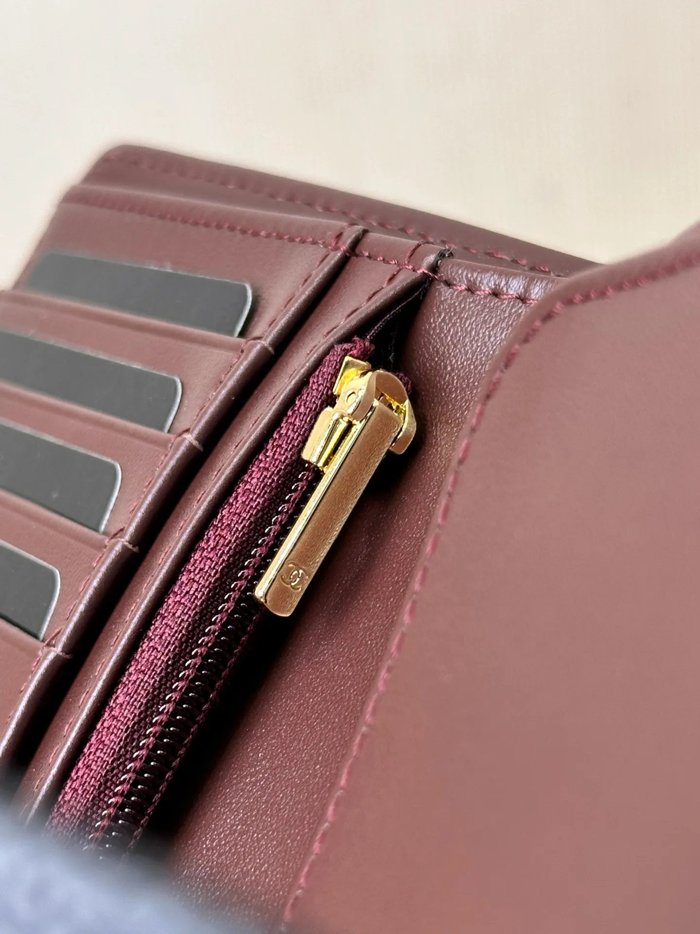 96066 The interior is made of burgundy calfskin. The leather has its own luster, and the texture is clear and delicate. It has various card slots on the side and an anti-counterfeiting code design on the inside.