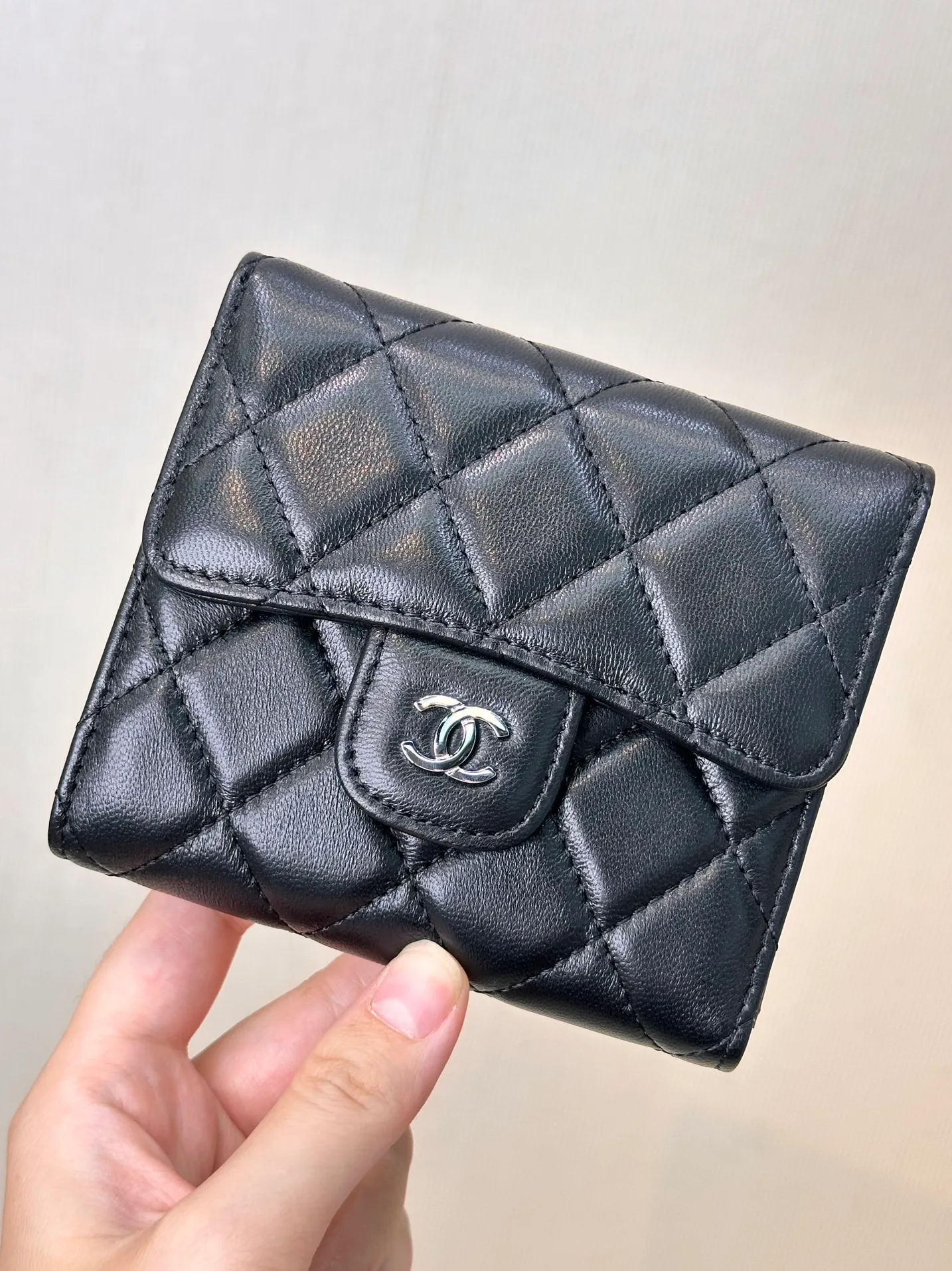 82288 black silver sheepskin CF