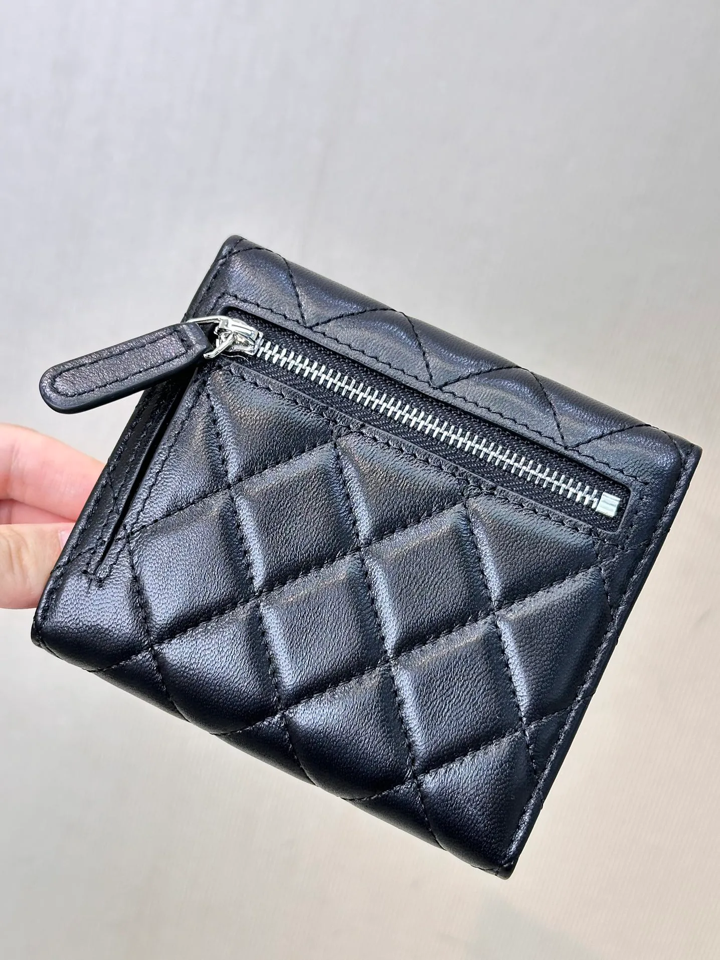82288 black silver sheepskin CF
