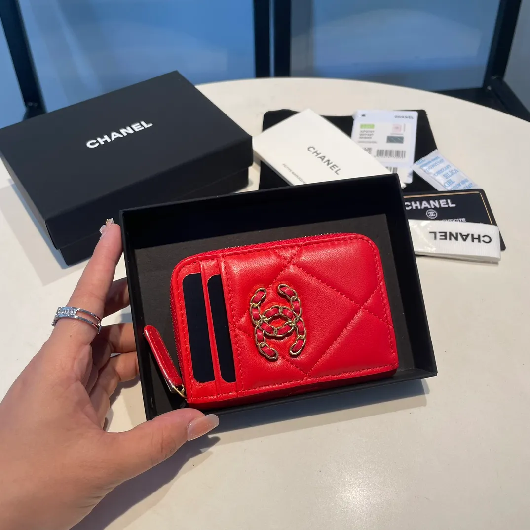 💰320😊Upgraded version💋🆕Ohanel new color🆕The latest zipper card holder with multiple card slots. The texture of goatskin is unparalleled. 😼The 19 series that is mainly recommended this season is a big rhombus with a strong retro style. I want to buy every color🧸 The logo is eye-catching and unique, the goatskin has a faint luster, and the temperament instantly ups and downs❣The fashionable style and style are also jointly created by Karl and Viard. The first series launched by the new artistic director will be a key recommendation of the brand from this year to next year, conveying the essence of the brand, with a full set of packaging 2701🍃size: 7.5*11cm