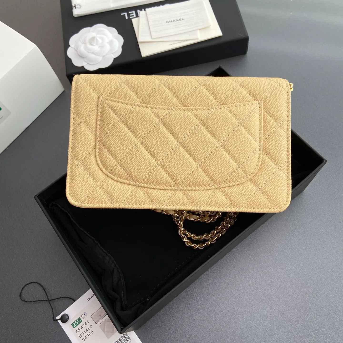 Xiaoxiang imported Italian lambskin [upgraded version] Item number: AP8482 💰700 Size: w20×h13×d3.5cm Color: apricot fine ball pattern golden steel mark