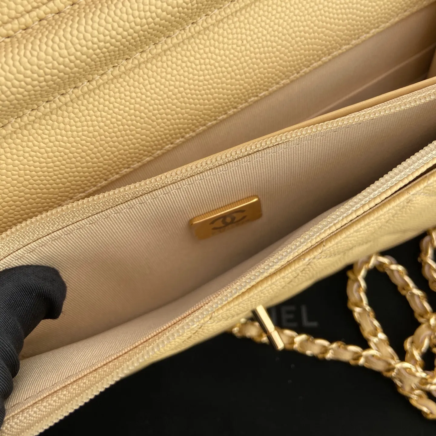 Xiaoxiang imported Italian lambskin [upgraded version] Item number: AP8482 💰700 Size: w20×h13×d3.5cm Color: apricot fine ball pattern golden steel mark