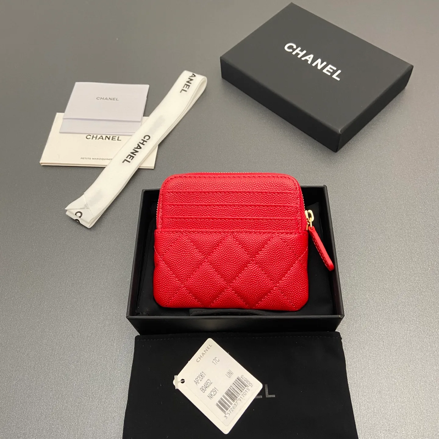 [Special grade hardware original leather] ¥380 Xiaoxiang small zipper bag card holder series Quilted card holder/wallet with iconic metal logo Gold tone metal hardware, special Italian imported leather 5 card slots, 1 small zipper bag No.: 2061 Big red thin ball light gold hardware Size: w11.5×h10×d2cm