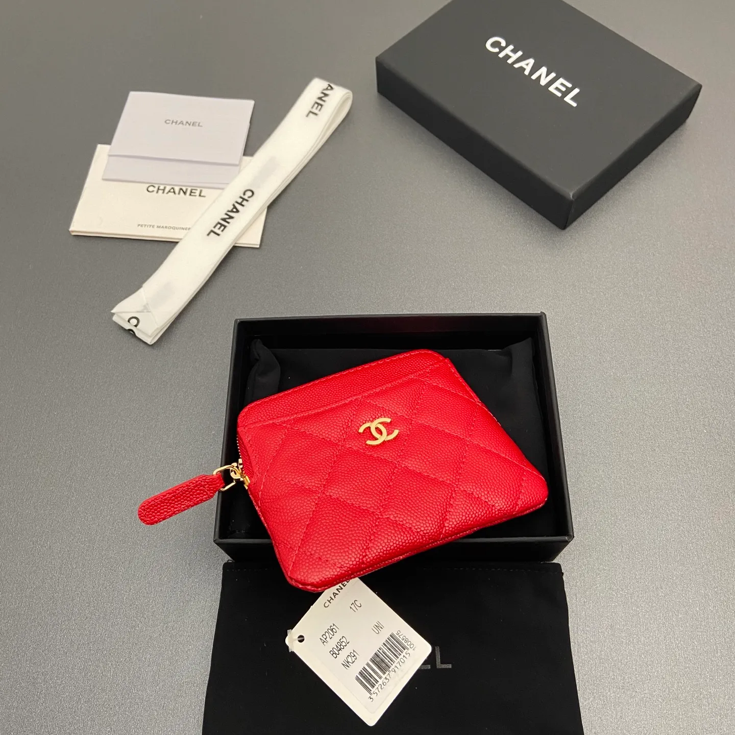[Special grade hardware original leather] ¥380 Xiaoxiang small zipper bag card holder series Quilted card holder/wallet with iconic metal logo Gold tone metal hardware, special Italian imported leather 5 card slots, 1 small zipper bag No.: 2061 Big red thin ball light gold hardware Size: w11.5×h10×d2cm