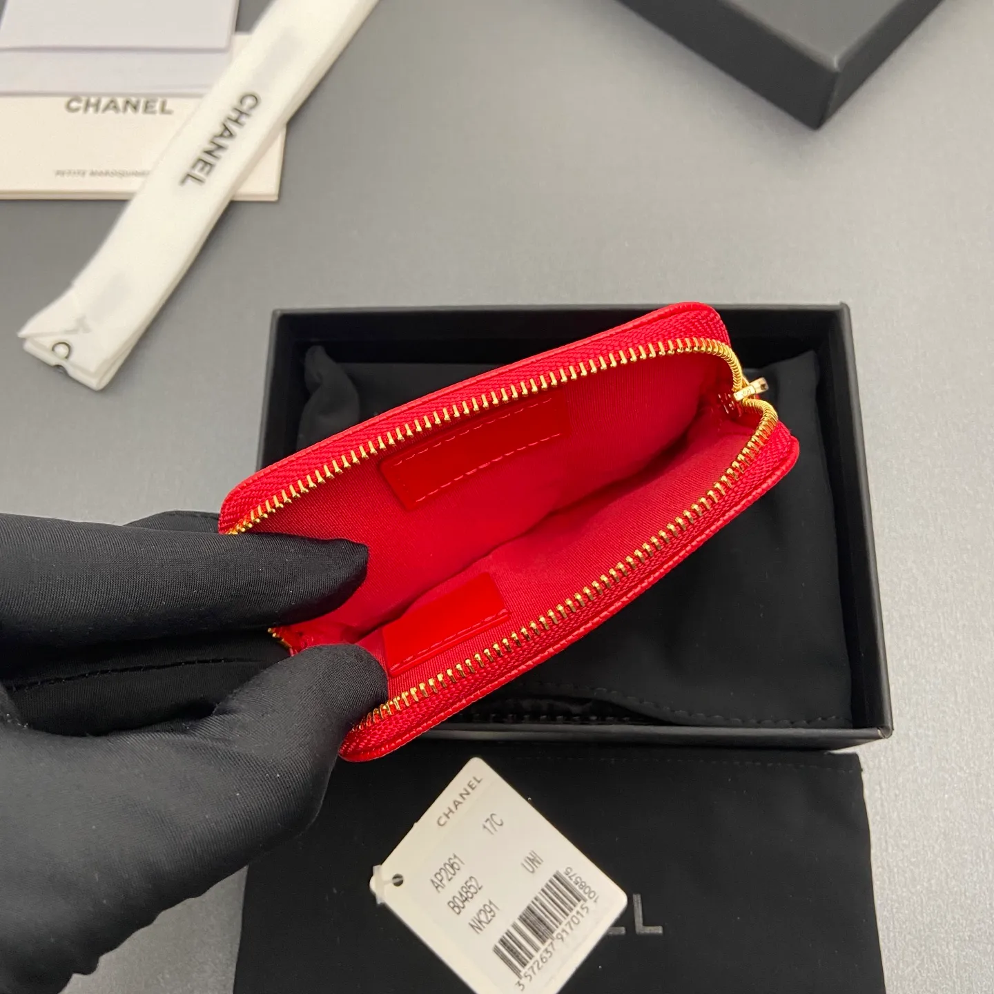 [Special grade hardware original leather] ¥380 Xiaoxiang small zipper bag card holder series Quilted card holder/wallet with iconic metal logo Gold tone metal hardware, special Italian imported leather 5 card slots, 1 small zipper bag No.: 2061 Big red thin ball light gold hardware Size: w11.5×h10×d2cm