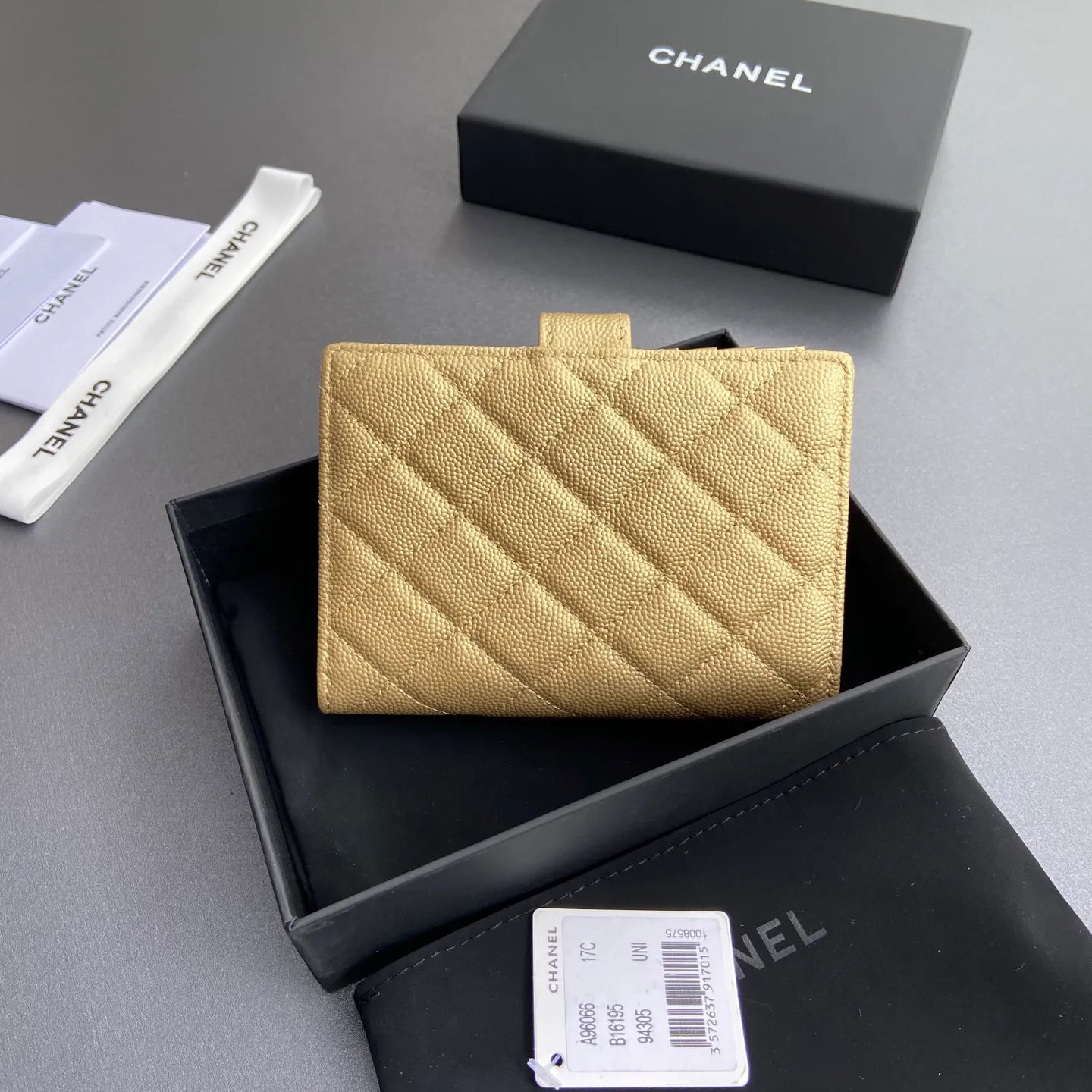 [Special grade hardware original leather] ¥440 Xiaoxiang Passport Holder Series Quilted with iconic metal logo Gold tone metal hardware, special Italian imported leather 4 card slots, 1 small zipper pocket. 1 banknote compartment, 1 passport holder card slot No.: 96066 Gold fine ball gold buckle Size: w10×h14×d2cm