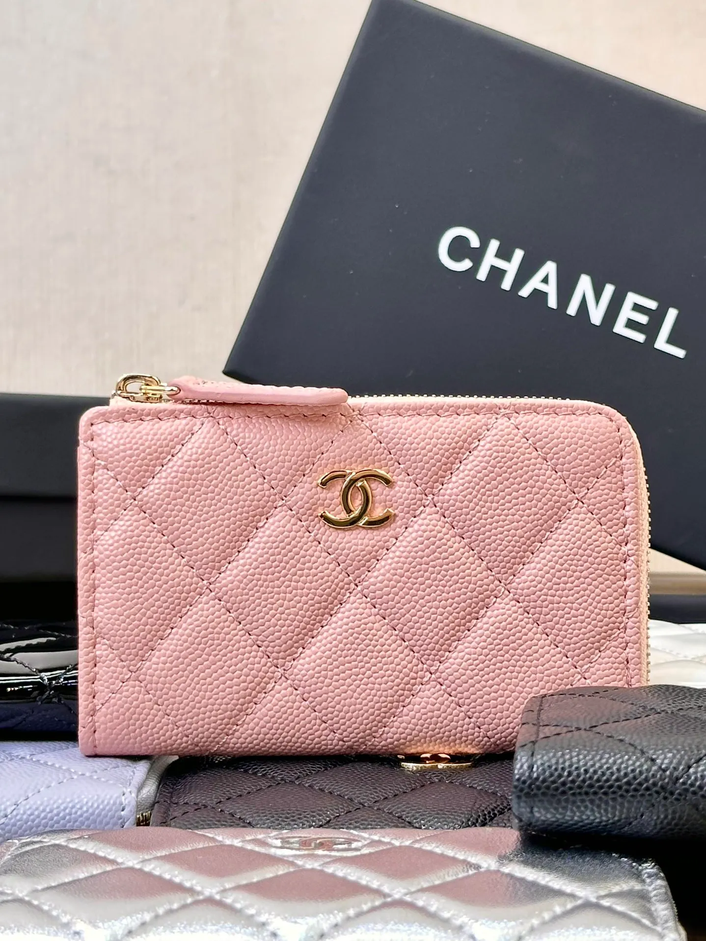 0221 There are hundreds of CHANE* classic coin purses in stock, trading company orders. The remaining quantities are shipped in large quantities. The stock quantity is limited on a first-come, first-served basis. I have to say that this kind of coin purse is so rare. Whether it is an external street shooting model or an Internet celebrity, they all like to carry a small bag with a concave shape, making the whole person appear delicate and well-behaved.  There are three materials in total, sheepskin/caviar leather/patent leather! Everyone chooses according to their own preferences! There are also many colors, including classic black and white, and macaron colors that have become popular in the past two years. Each color is truly fresh and everlasting! You can place coins, cards and other items inside. Even if you don't put it in your bag, you can easily stuff it into your pocket. It's easy to take in and out, and it also has great appearance! Size: 12-7cm