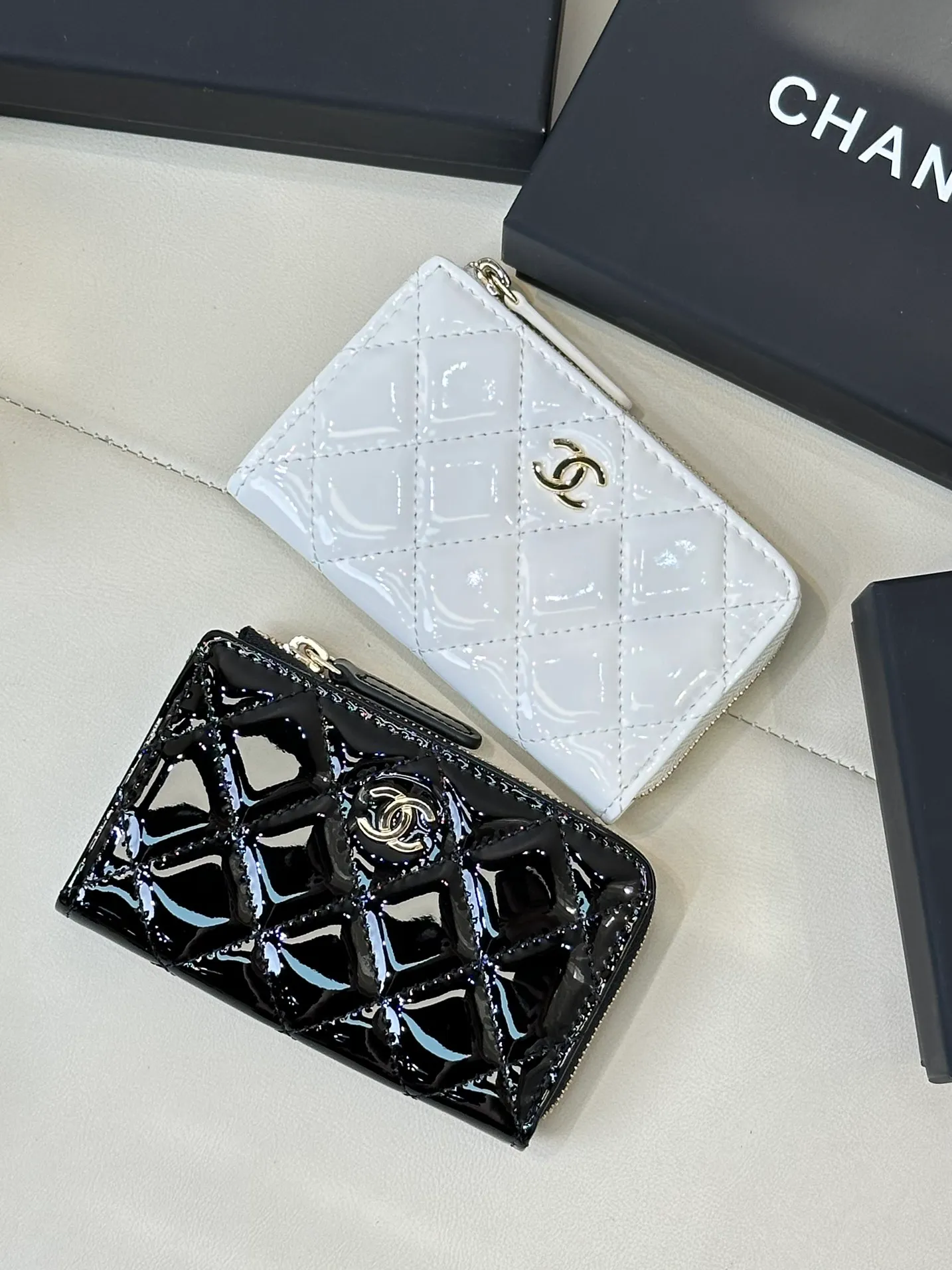 0221 There are hundreds of CHANE* classic coin purses in stock, trading company orders. The remaining quantities are shipped in large quantities. The stock quantity is limited on a first-come, first-served basis. I have to say that this kind of coin purse is so rare. Whether it is an external street shooting model or an Internet celebrity, they all like to carry a small bag with a concave shape, making the whole person appear delicate and well-behaved.  There are three materials in total, sheepskin/caviar leather/patent leather! Everyone chooses according to their own preferences! There are also many colors, including classic black and white, and macaron colors that have become popular in the past two years. Each color is truly fresh and everlasting! You can place coins, cards and other items inside. Even if you don't put it in your bag, you can easily stuff it into your pocket. It's easy to take in and out, and it also has great appearance! Size: 12-7cm