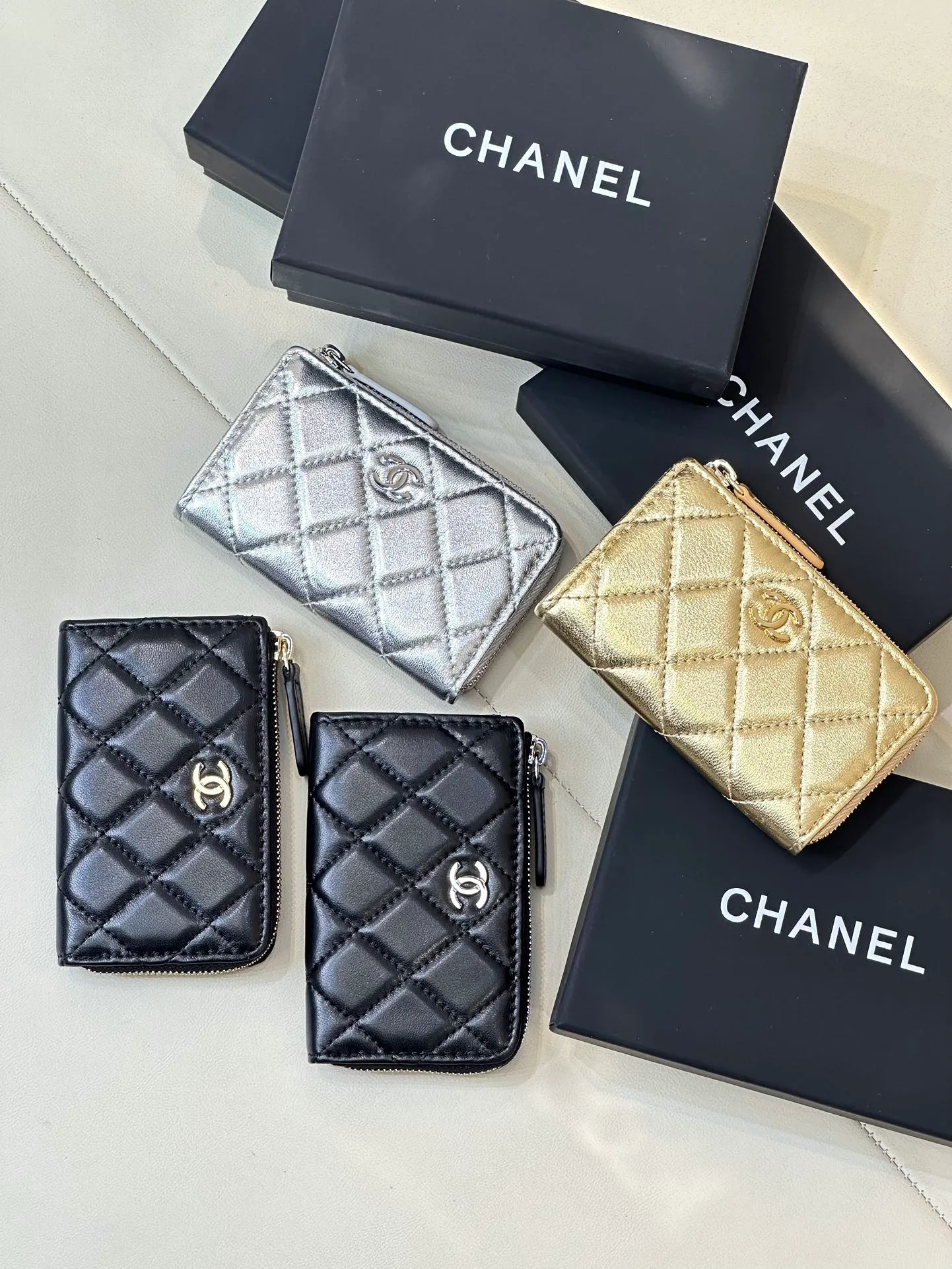 0221 There are hundreds of CHANE* classic coin purses in stock, trading company orders. The remaining quantities are shipped in large quantities. The stock quantity is limited on a first-come, first-served basis. I have to say that this kind of coin purse is so rare. Whether it is an external street shooting model or an Internet celebrity, they all like to carry a small bag with a concave shape, making the whole person appear delicate and well-behaved.  There are three materials in total, sheepskin/caviar leather/patent leather! Everyone chooses according to their own preferences! There are also many colors, including classic black and white, and macaron colors that have become popular in the past two years. Each color is truly fresh and everlasting! You can place coins, cards and other items inside. Even if you don't put it in your bag, you can easily stuff it into your pocket. It's easy to take in and out, and it also has great appearance! Size: 12-7cm