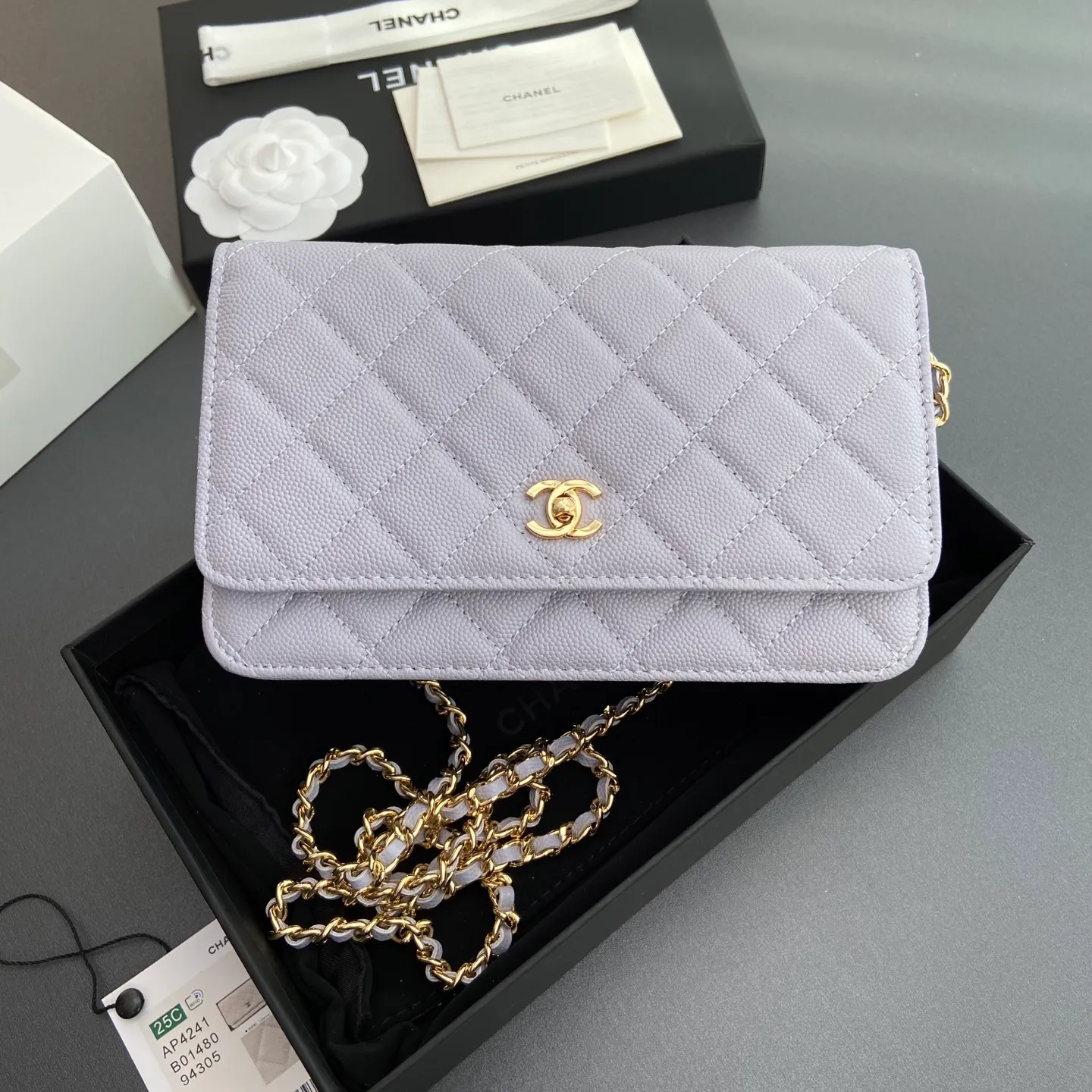Xiaoxiang imported Italian lambskin [upgraded version] Item number: AP8482 💰700 Size: w20×h13×d3.5cm Color: light purple fine ball pattern golden steel mark