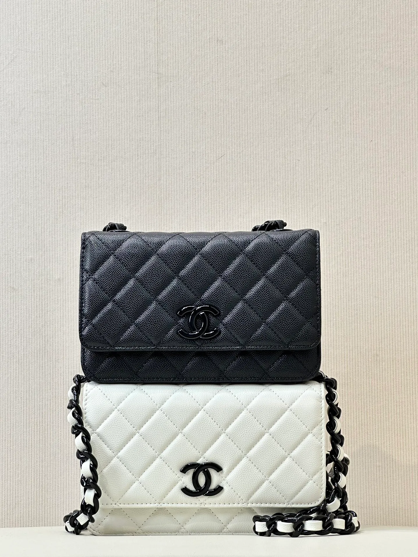 81059 Grandma’s Panda 🐼 bag is coming~ This bag feels really cool at first glance. The caviar cowhide is paired with all-black painted hardware. The shoulder strap hardware chain is also thicker than the regular CF~ The bag shape is a classic WOC small bag design, with a classic double C buckle. It’s super easy to use and unique, you just can’t put it down. The body of the bag is made of classic caviar cowhide. It’s also Coco Handle’s special caviar skin! The grainy texture of the leather is 100% consistent with ZP. The hardware is made of advanced electrophoresis technology and baked paint process. This kind of high-grade hardware will be difficult to discolor under normal use unless it is deliberately polished. For orders from old channels, there are only a dozen or so in stock. If you like it, you can quickly make an appointment. Size: 19-12-4cm
