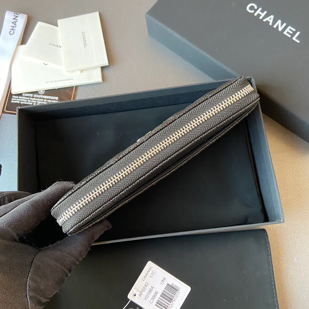 Xiaoxiang imported Italian cowhide Item number: AP484 Price: 520 (with pocket metal pull tag) Size: w19.5×h10.5×d2cm Color: black ball pattern silver steel mark