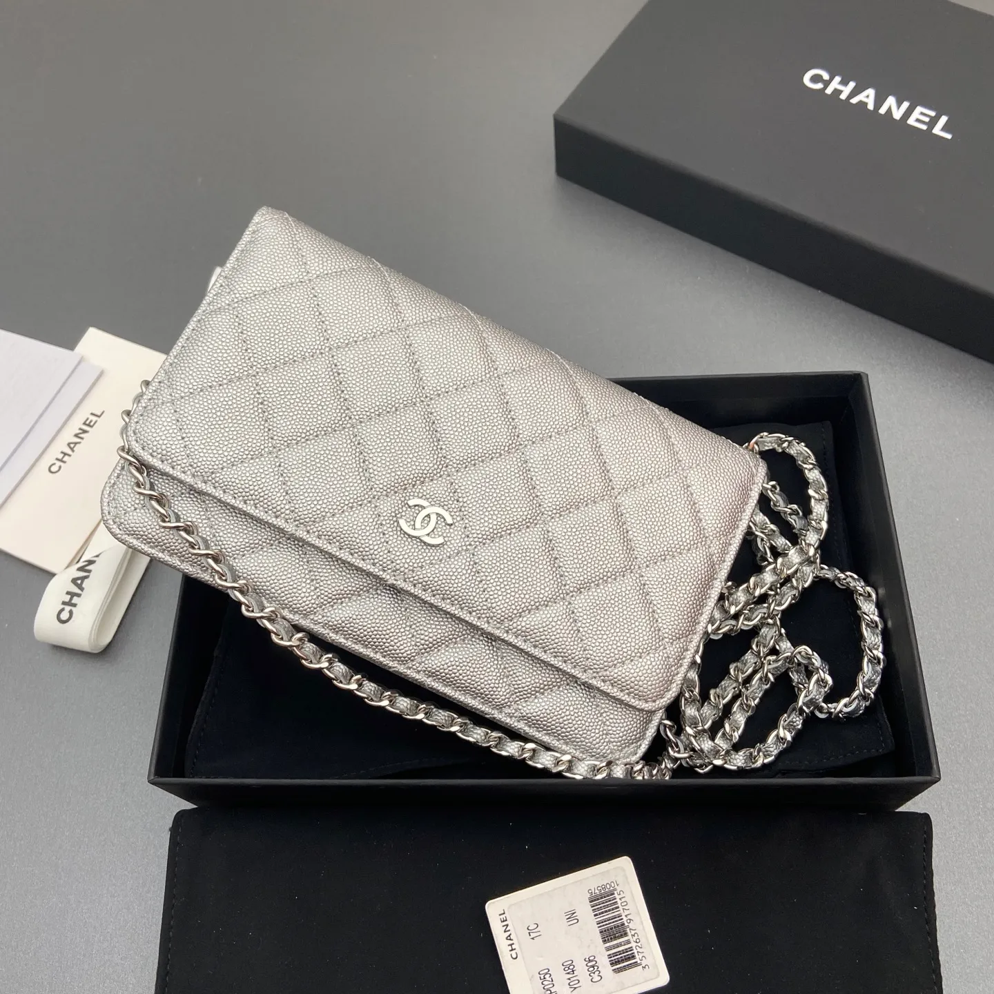 Xiaoxiang imported Italian caviar cowhide Item No.: A0250 Price: 640 Size: w20×h13×d3.5cm Color: Silver fine ball pattern silver steel mark