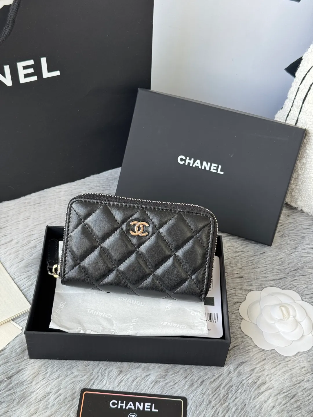 Medium size 💰360💰 finally arrived, chanel 25c oversized zipper bag with zipper inside. First place to eat melon. Large black gold cow coin purse with inner zipper. Made of caviar cowhide. Ginza sa is great. Enthusiastic and patient. I picked up a bunch of black gold card holders. There are several popular coin purses. I went for the L-shaped zipper coin purse. I tried it on the spot. My nails are a little difficult to insert cards. The 25c model is enlarged and looks great. The upgraded version is very practical. Buy it quickly! chanel25c chanel coin purse chanel card holder card holder recommended zipper coin purse chanel number: 3686 (0112) 25c size: 12*5cmx8cmx2cm