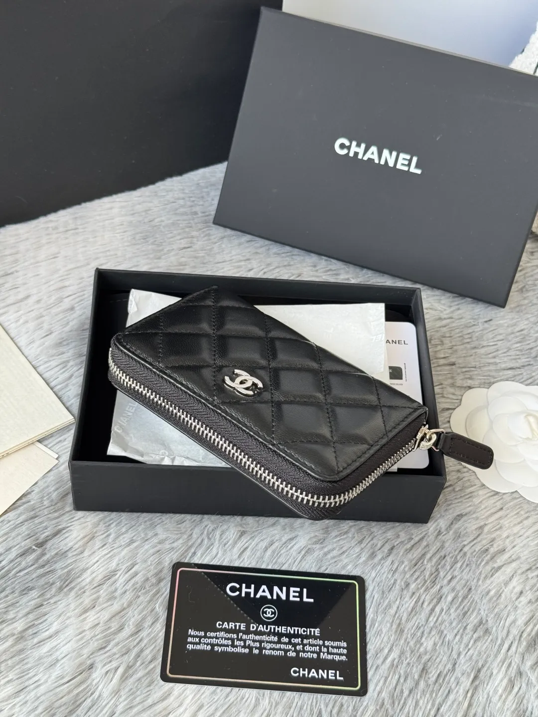 Medium size 💰360💰 finally arrived, chanel 25c oversized zipper bag with zipper inside. First place to eat melon. Large black gold cow coin purse with inner zipper. Made of caviar cowhide. Ginza sa is great. Enthusiastic and patient. I picked up a bunch of black gold card holders. There are several popular coin purses. I went for the L-shaped zipper coin purse. I tried it on the spot. My nails are a little difficult to insert cards. The 25c model is enlarged and looks great. The upgraded version is very practical. Buy it quickly! chanel25c chanel coin purse chanel card holder card holder recommended zipper coin purse chanel number: 3686 (0112) 25c size: 12*5cmx8cmx2cm