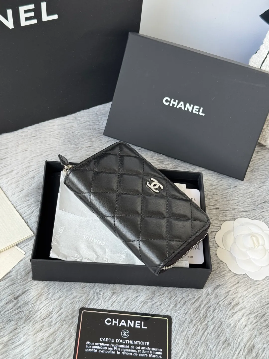 Medium size 💰360💰 finally arrived, chanel 25c oversized zipper bag with zipper inside. First place to eat melon. Large black gold cow coin purse with inner zipper. Made of caviar cowhide. Ginza sa is great. Enthusiastic and patient. I picked up a bunch of black gold card holders. There are several popular coin purses. I went for the L-shaped zipper coin purse. I tried it on the spot. My nails are a little difficult to insert cards. The 25c model is enlarged and looks great. The upgraded version is very practical. Buy it quickly! chanel25c chanel coin purse chanel card holder card holder recommended zipper coin purse chanel number: 3686 (0112) 25c size: 12*5cmx8cmx2cm