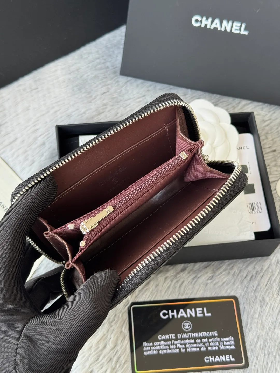 Medium size 💰360💰 finally arrived, chanel 25c oversized zipper bag with zipper inside. First place to eat melon. Large black gold cow coin purse with inner zipper. Made of caviar cowhide. Ginza sa is great. Enthusiastic and patient. I picked up a bunch of black gold card holders. There are several popular coin purses. I went for the L-shaped zipper coin purse. I tried it on the spot. My nails are a little difficult to insert cards. The 25c model is enlarged and looks great. The upgraded version is very practical. Buy it quickly! chanel25c chanel coin purse chanel card holder card holder recommended zipper coin purse chanel number: 3686 (0112) 25c size: 12*5cmx8cmx2cm