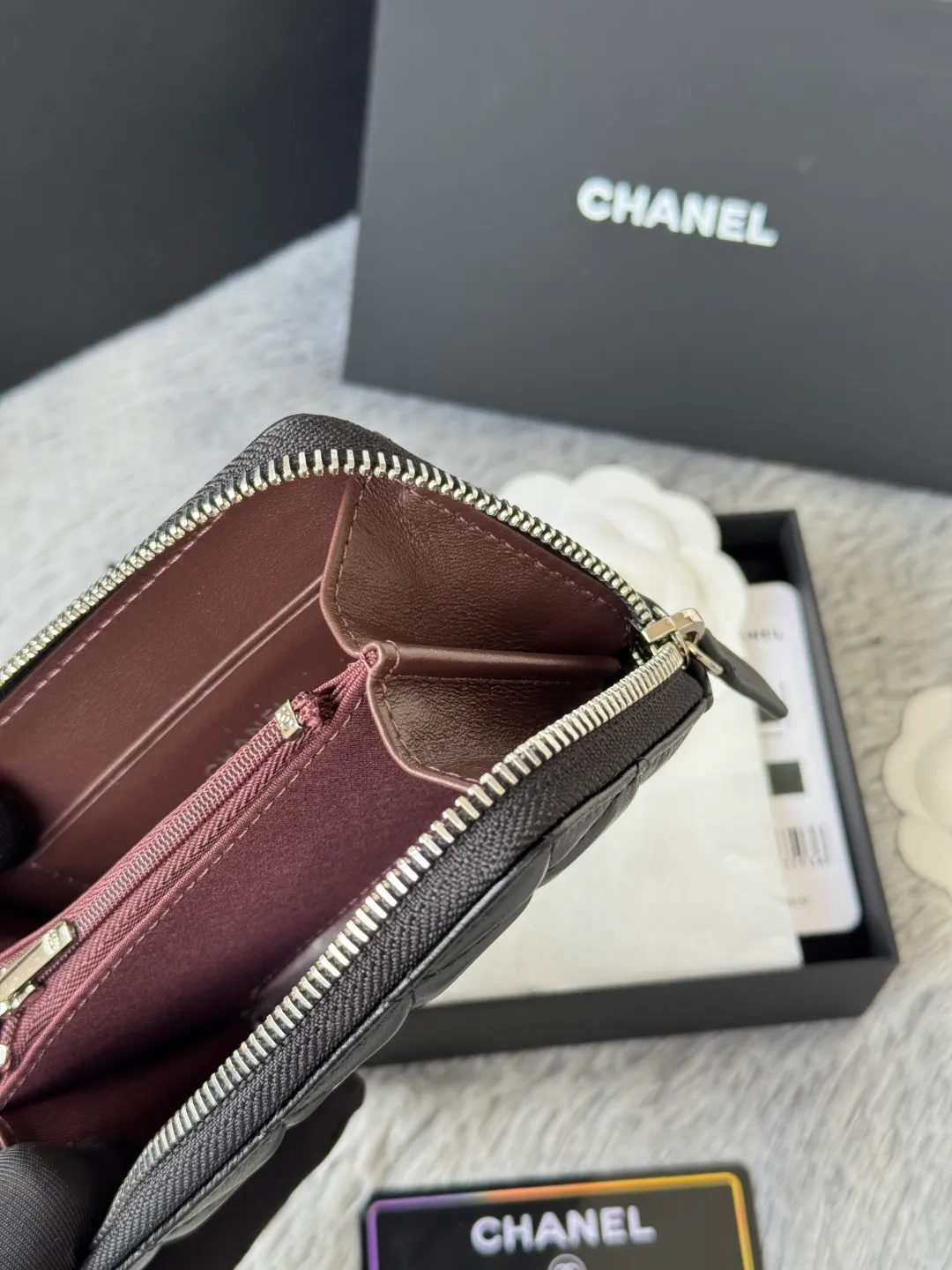 Medium size 💰360💰 finally arrived, chanel 25c oversized zipper bag with zipper inside. First place to eat melon. Large black gold cow coin purse with inner zipper. Made of caviar cowhide. Ginza sa is great. Enthusiastic and patient. I picked up a bunch of black gold card holders. There are several popular coin purses. I went for the L-shaped zipper coin purse. I tried it on the spot. My nails are a little difficult to insert cards. The 25c model is enlarged and looks great. The upgraded version is very practical. Buy it quickly! chanel25c chanel coin purse chanel card holder card holder recommended zipper coin purse chanel number: 3686 (0112) 25c size: 12*5cmx8cmx2cm