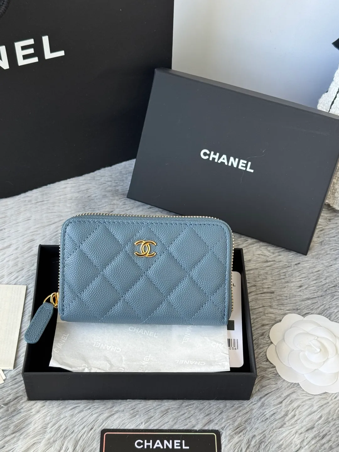 Medium size 💰360💰 finally arrived, chanel 25c oversized zipper bag with zipper inside. First place to eat melon. Large black gold cow coin purse with inner zipper. Made of caviar cowhide. Ginza sa is great. Enthusiastic and patient. I picked up a bunch of black gold card holders. There are several popular coin purses. I went for the L-shaped zipper coin purse. I tried it on the spot. My nails are a little difficult to insert cards. The 25c model is enlarged and looks great. The upgraded version is very practical. Buy it quickly! chanel25c chanel coin purse chanel card holder card holder recommended zipper coin purse chanel number: 3686 (0112) 25c size: 12*5cmx8cmx2cm