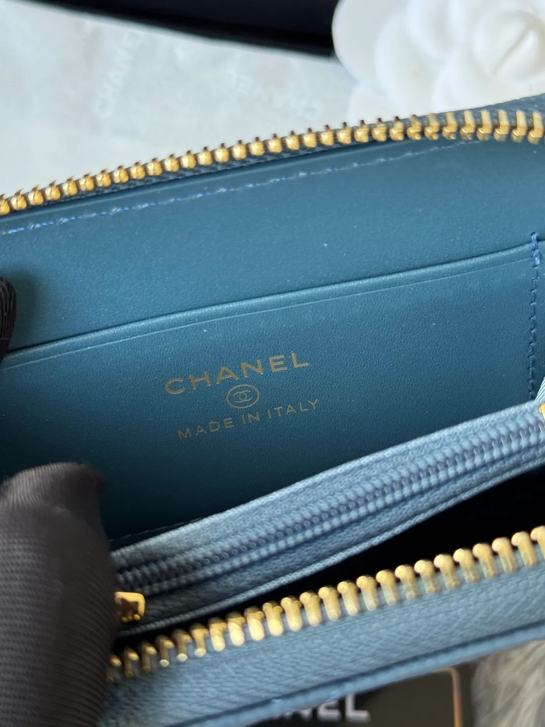 Medium size 💰360💰 finally arrived, chanel 25c oversized zipper bag with zipper inside. First place to eat melon. Large black gold cow coin purse with inner zipper. Made of caviar cowhide. Ginza sa is great. Enthusiastic and patient. I picked up a bunch of black gold card holders. There are several popular coin purses. I went for the L-shaped zipper coin purse. I tried it on the spot. My nails are a little difficult to insert cards. The 25c model is enlarged and looks great. The upgraded version is very practical. Buy it quickly! chanel25c chanel coin purse chanel card holder card holder recommended zipper coin purse chanel number: 3686 (0112) 25c size: 12*5cmx8cmx2cm