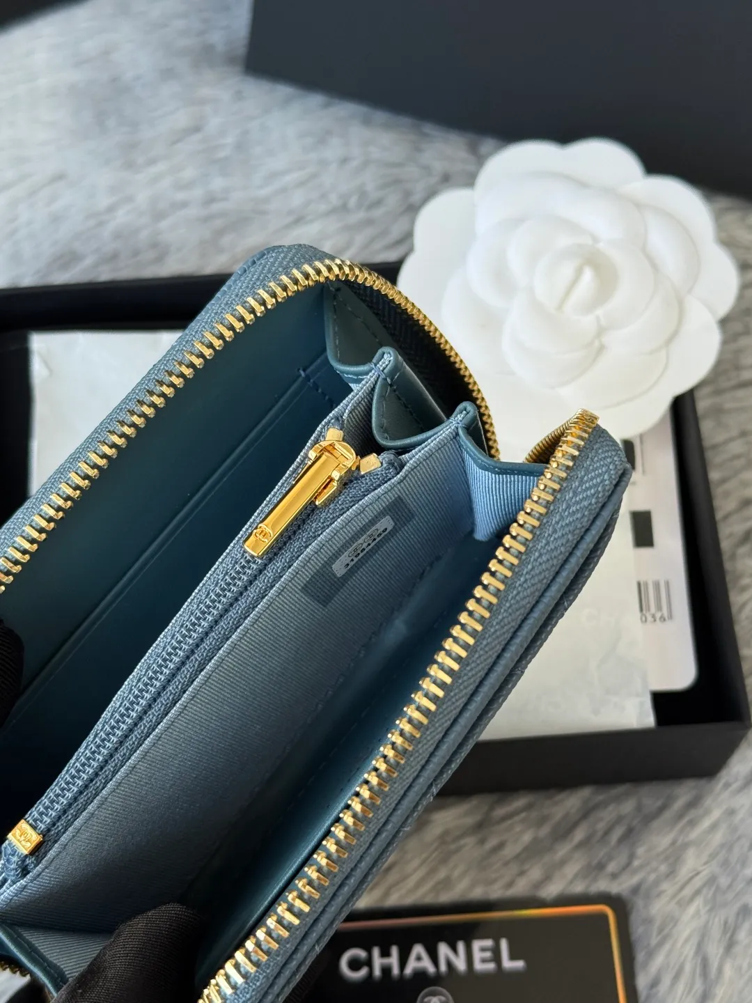 Medium size 💰360💰 finally arrived, chanel 25c oversized zipper bag with zipper inside. First place to eat melon. Large black gold cow coin purse with inner zipper. Made of caviar cowhide. Ginza sa is great. Enthusiastic and patient. I picked up a bunch of black gold card holders. There are several popular coin purses. I went for the L-shaped zipper coin purse. I tried it on the spot. My nails are a little difficult to insert cards. The 25c model is enlarged and looks great. The upgraded version is very practical. Buy it quickly! chanel25c chanel coin purse chanel card holder card holder recommended zipper coin purse chanel number: 3686 (0112) 25c size: 12*5cmx8cmx2cm