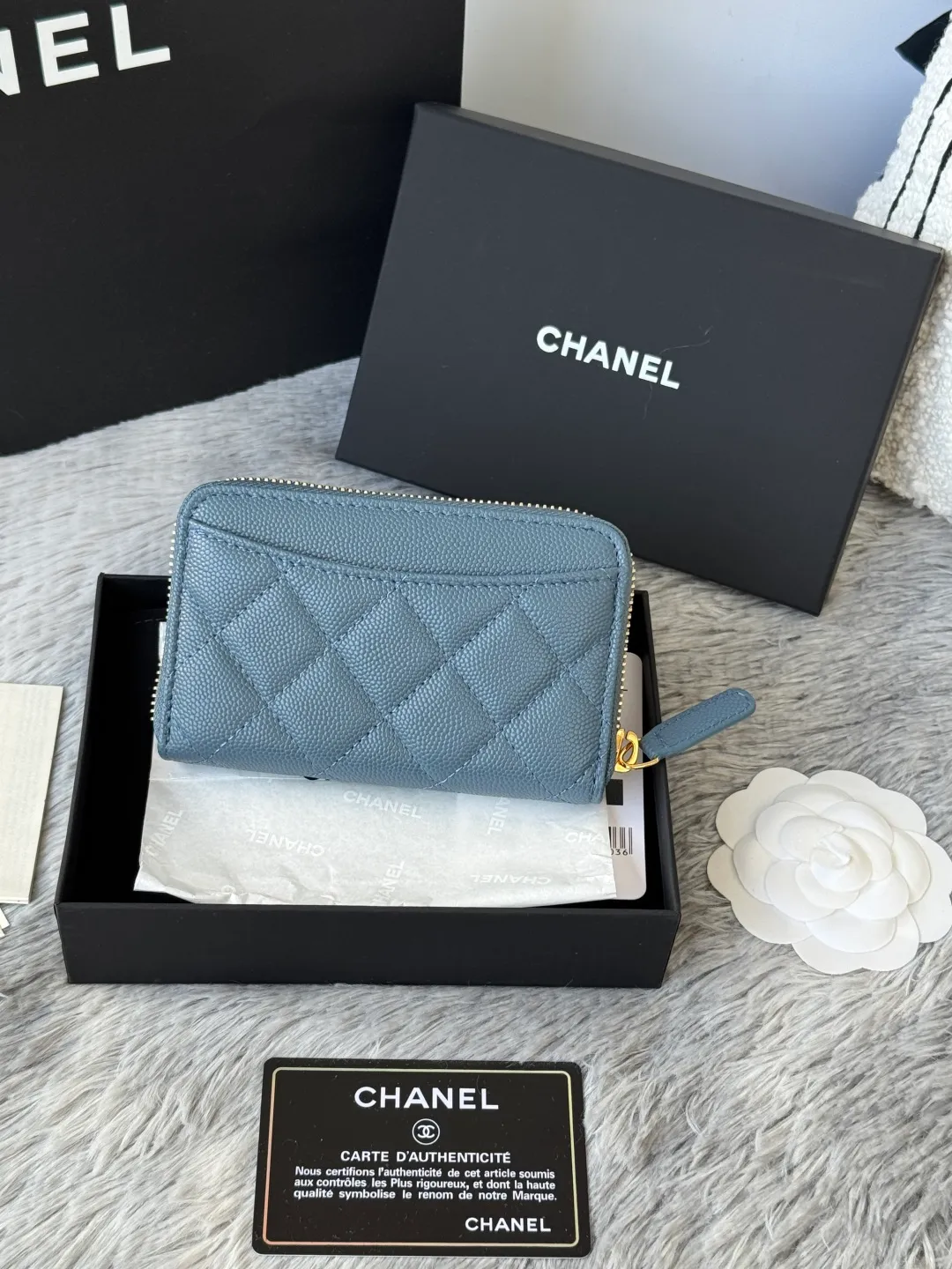 Medium size 💰360💰 finally arrived, chanel 25c oversized zipper bag with zipper inside. First place to eat melon. Large black gold cow coin purse with inner zipper. Made of caviar cowhide. Ginza sa is great. Enthusiastic and patient. I picked up a bunch of black gold card holders. There are several popular coin purses. I went for the L-shaped zipper coin purse. I tried it on the spot. My nails are a little difficult to insert cards. The 25c model is enlarged and looks great. The upgraded version is very practical. Buy it quickly! chanel25c chanel coin purse chanel card holder card holder recommended zipper coin purse chanel number: 3686 (0112) 25c size: 12*5cmx8cmx2cm