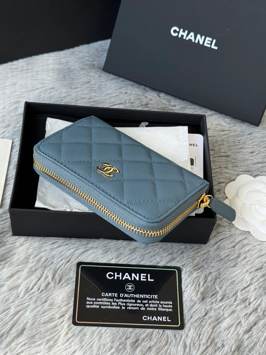 Medium size 💰360💰 finally arrived, chanel 25c oversized zipper bag with zipper inside. First place to eat melon. Large black gold cow coin purse with inner zipper. Made of caviar cowhide. Ginza sa is great. Enthusiastic and patient. I picked up a bunch of black gold card holders. There are several popular coin purses. I went for the L-shaped zipper coin purse. I tried it on the spot. My nails are a little difficult to insert cards. The 25c model is enlarged and looks great. The upgraded version is very practical. Buy it quickly! chanel25c chanel coin purse chanel card holder card holder recommended zipper coin purse chanel number: 3686 (0112) 25c size: 12*5cmx8cmx2cm