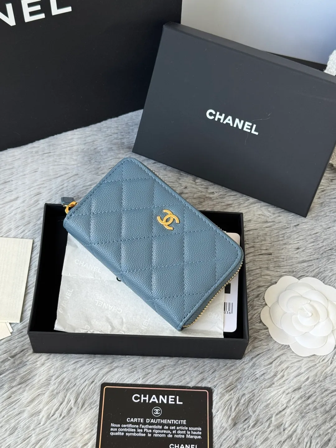 Medium size 💰360💰 finally arrived, chanel 25c oversized zipper bag with zipper inside. First place to eat melon. Large black gold cow coin purse with inner zipper. Made of caviar cowhide. Ginza sa is great. Enthusiastic and patient. I picked up a bunch of black gold card holders. There are several popular coin purses. I went for the L-shaped zipper coin purse. I tried it on the spot. My nails are a little difficult to insert cards. The 25c model is enlarged and looks great. The upgraded version is very practical. Buy it quickly! chanel25c chanel coin purse chanel card holder card holder recommended zipper coin purse chanel number: 3686 (0112) 25c size: 12*5cmx8cmx2cm