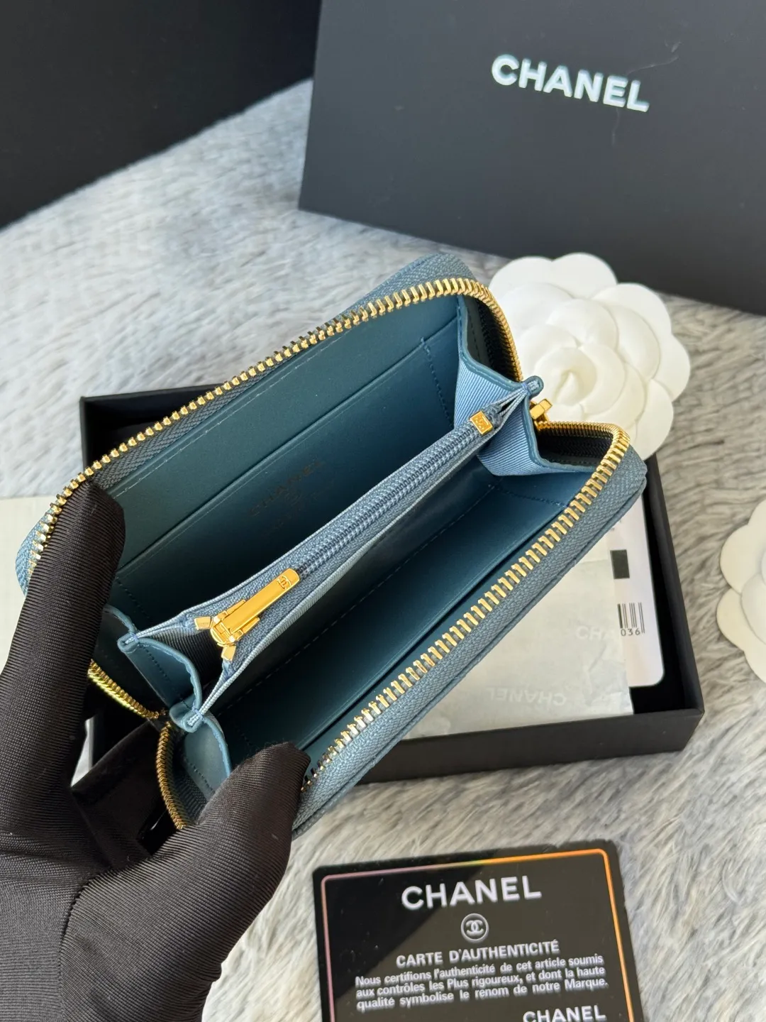 Medium size 💰360💰 finally arrived, chanel 25c oversized zipper bag with zipper inside. First place to eat melon. Large black gold cow coin purse with inner zipper. Made of caviar cowhide. Ginza sa is great. Enthusiastic and patient. I picked up a bunch of black gold card holders. There are several popular coin purses. I went for the L-shaped zipper coin purse. I tried it on the spot. My nails are a little difficult to insert cards. The 25c model is enlarged and looks great. The upgraded version is very practical. Buy it quickly! chanel25c chanel coin purse chanel card holder card holder recommended zipper coin purse chanel number: 3686 (0112) 25c size: 12*5cmx8cmx2cm