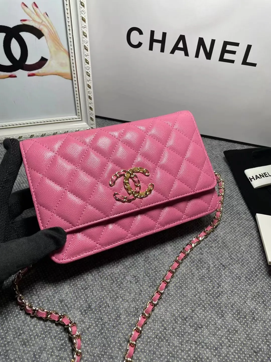 The hot model Chane AP3588 2020 new imported cowhide fine ball pattern woc loves it so much! At first glance, you can tell that the logo is larger than the classic model. Half of it is made of leather and half of it is made of gold chain. It is very delicate. Don’t worry about the capacity. It can fit everything. Size 19cm💰800