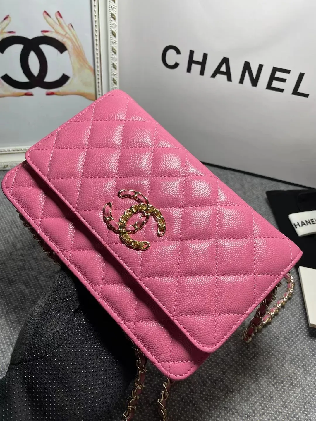 The hot model Chane AP3588 2020 new imported cowhide fine ball pattern woc loves it so much! At first glance, you can tell that the logo is larger than the classic model. Half of it is made of leather and half of it is made of gold chain. It is very delicate. Don’t worry about the capacity. It can fit everything. Size 19cm💰800