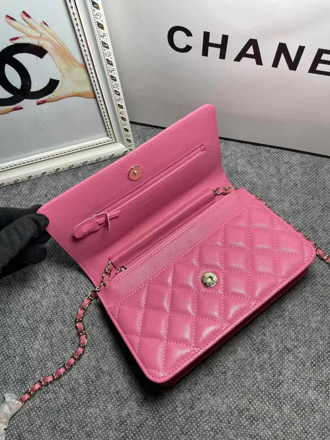 The hot model Chane AP3588 2020 new imported cowhide fine ball pattern woc loves it so much! At first glance, you can tell that the logo is larger than the classic model. Half of it is made of leather and half of it is made of gold chain. It is very delicate. Don’t worry about the capacity. It can fit everything. Size 19cm💰800