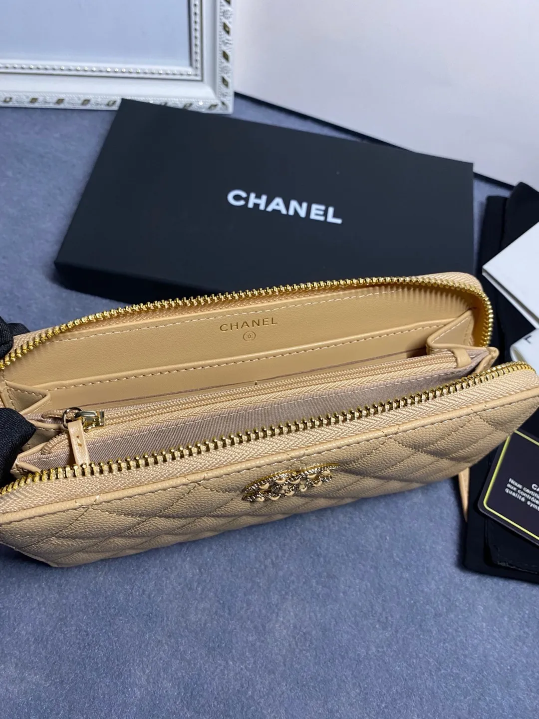 22 new styles. CHANEL. Zippered long clip wallet has arrived❤️Top-layer cowhide with new luogo, the same design surrounded by diamonds on the side of the leather❤️The details are so beautiful❤️Model number Ap5478B size 10*19.5*2.5cm💰560