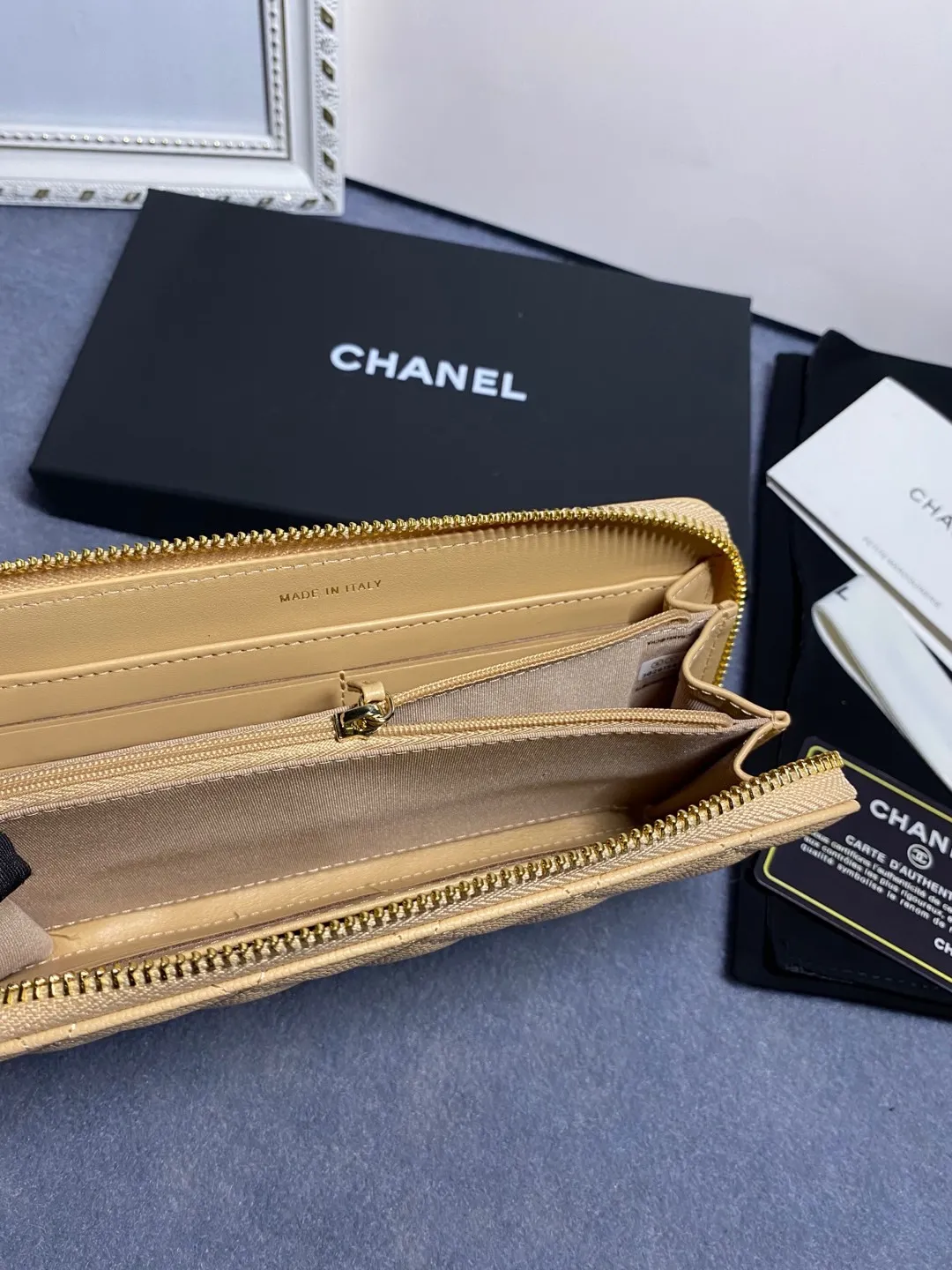 22 new styles. CHANEL. Zippered long clip wallet has arrived❤️Top-layer cowhide with new luogo, the same design surrounded by diamonds on the side of the leather❤️The details are so beautiful❤️Model number Ap5478B size 10*19.5*2.5cm💰560