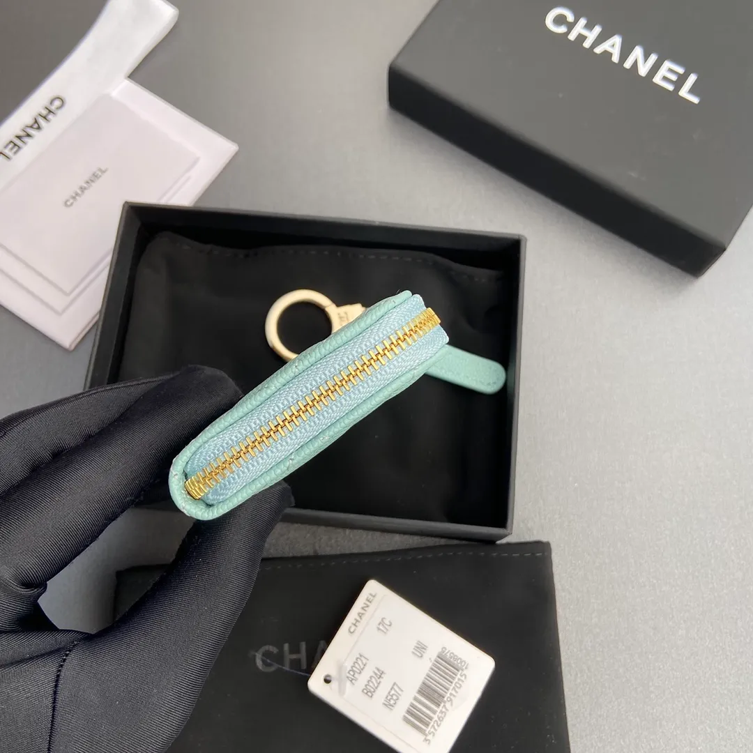 [Special grade hardware original leather] 💰320 Xiaoxiang small zipper bag card holder series Hook chain quilted card holder with iconic metal logo Gold tone metal hardware, special Italian imported leather 1 card slot wallet bag, 1 hook chain Number: 0221 Haze blue thin ball light gold Size: w11.5×h7.5×1.5cm