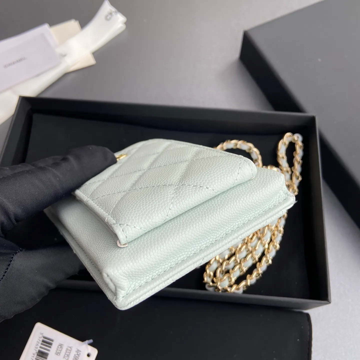 Xiaoxiang imported Italian grain cowhide Item number: AP1980 Price: 540 Color: light blue fine ball pattern gold buckle Size: w18.5×h9×d3cm