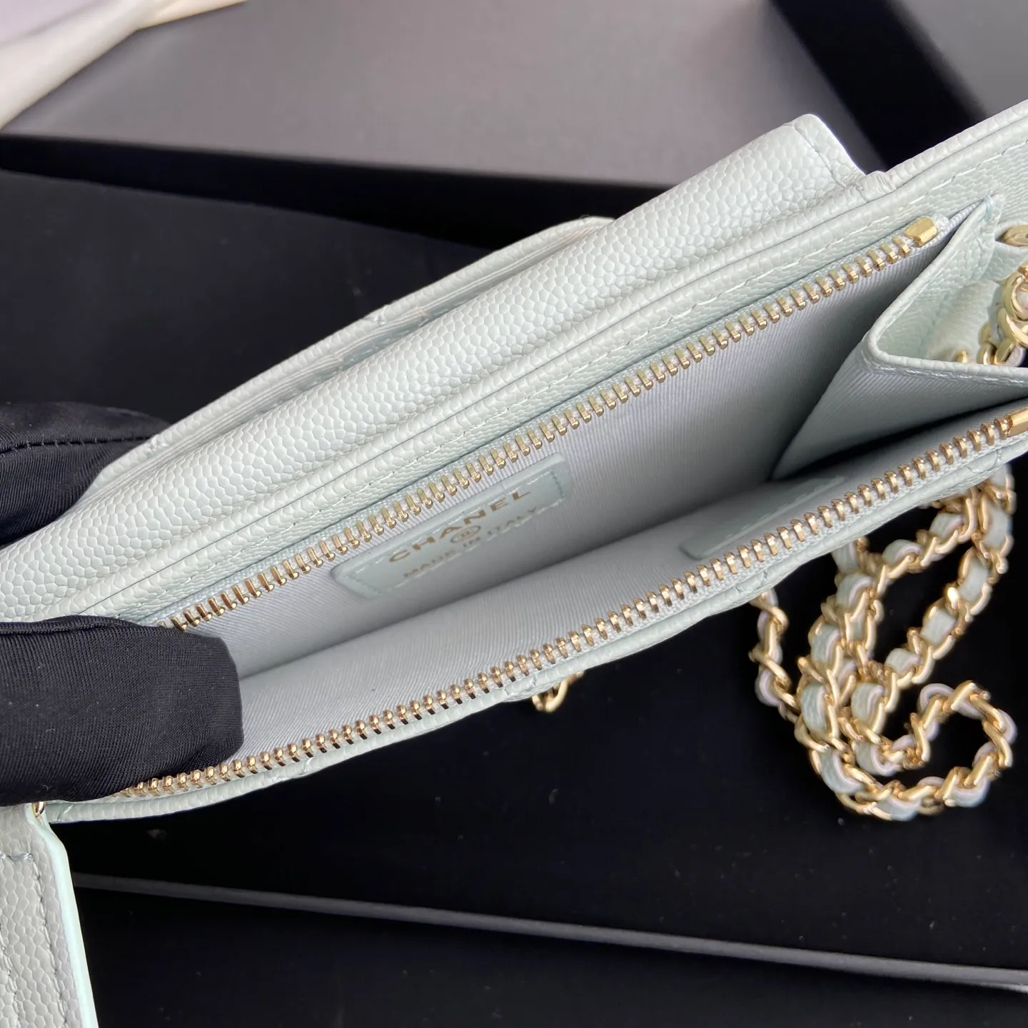 Xiaoxiang imported Italian grain cowhide Item number: AP1980 Price: 540 Color: light blue fine ball pattern gold buckle Size: w18.5×h9×d3cm