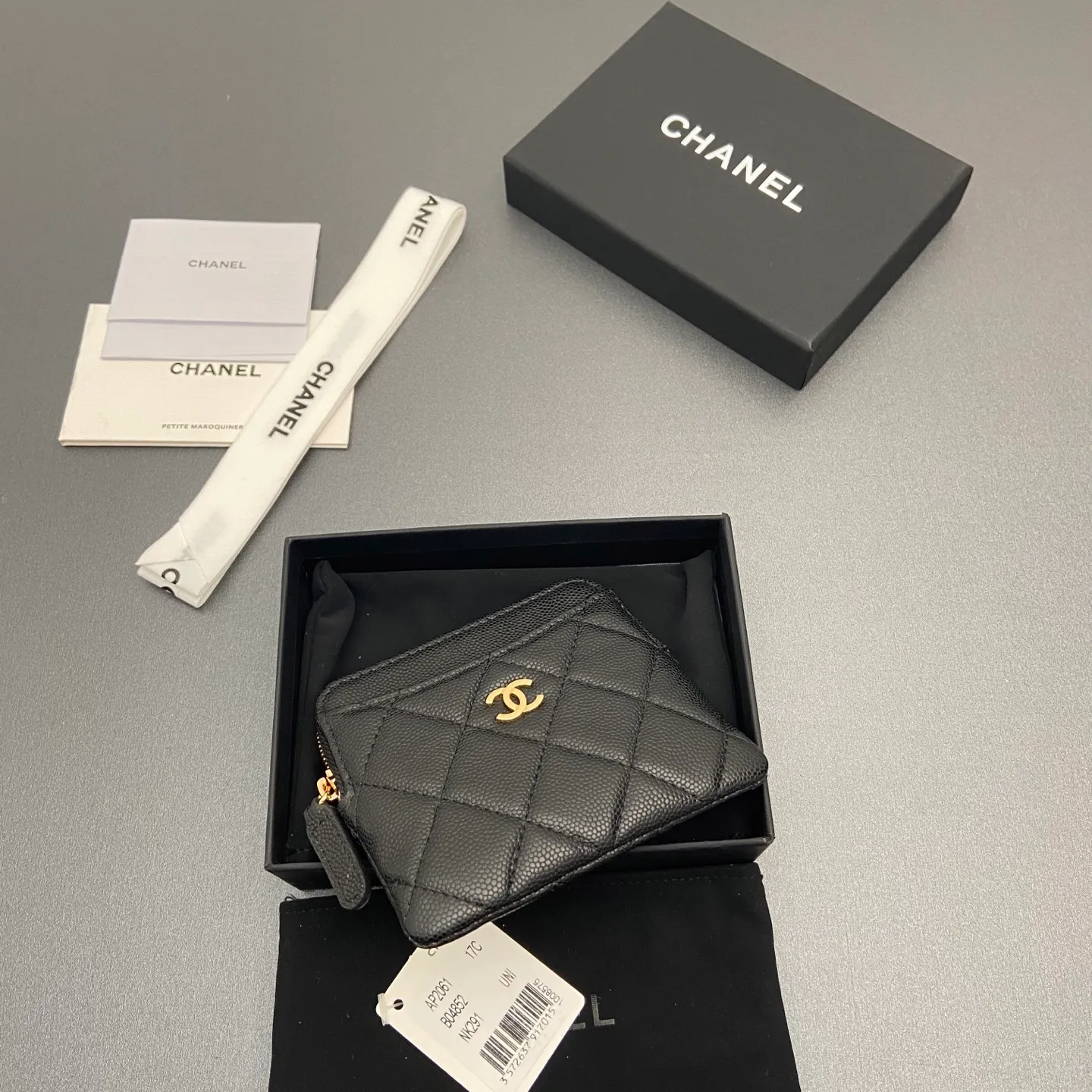 [Special grade hardware original leather] ¥380 Xiaoxiang small zipper bag card holder series Quilted card holder/wallet with iconic metal logo Gold tone metal hardware, special Italian imported leather 5 card slots, 1 small zipper bag No.: 2061 Black thin ball light gold hardware Size: w11.5×h10×d2cm