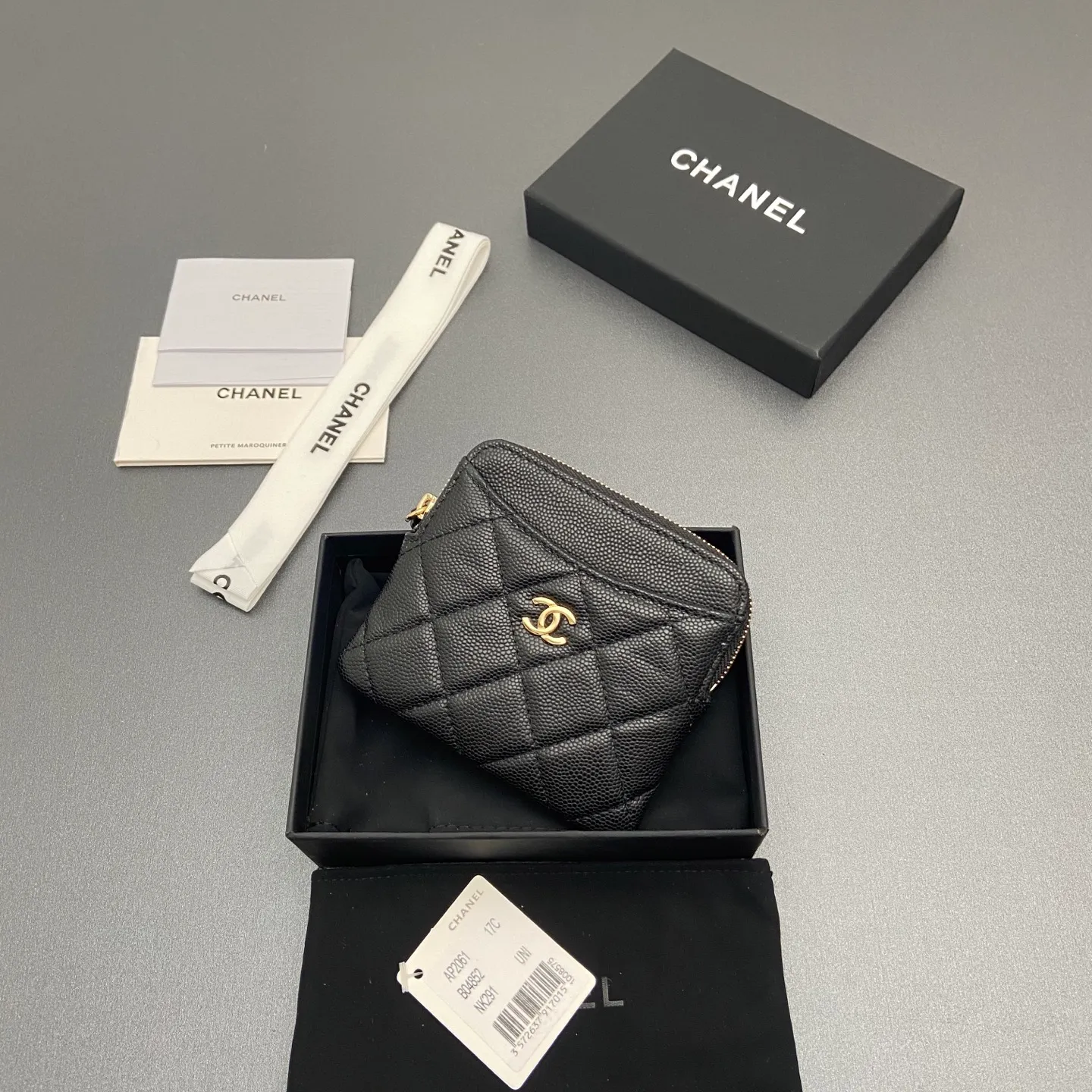[Special grade hardware original leather] ¥380 Xiaoxiang small zipper bag card holder series Quilted card holder/wallet with iconic metal logo Gold tone metal hardware, special Italian imported leather 5 card slots, 1 small zipper bag No.: 2061 Black thin ball light gold hardware Size: w11.5×h10×d2cm