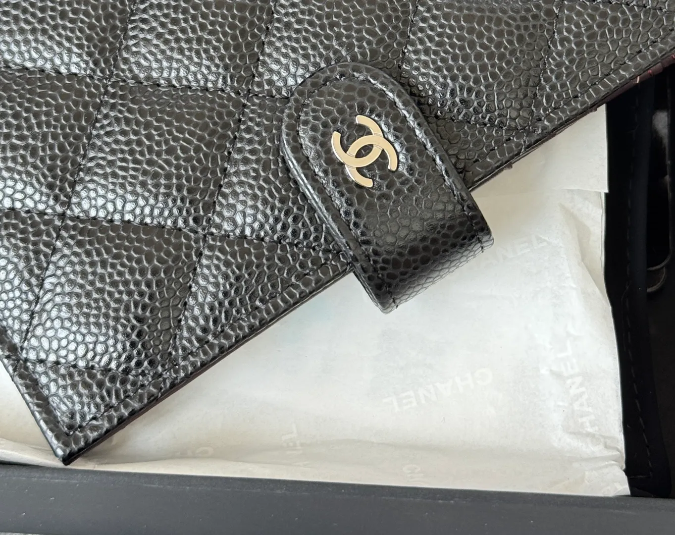 💰440💰4050 New product launched Passport wallet 2-in-1 passport holder that can hold cash, credit card and passport. CHANEL multi-function passport holder, original quality imported cowhide production, color as shown in the picture, exclusive real shot. This design may also enter the classic series in the future. Style number: AP6392 Size: 15*10*3cm.
