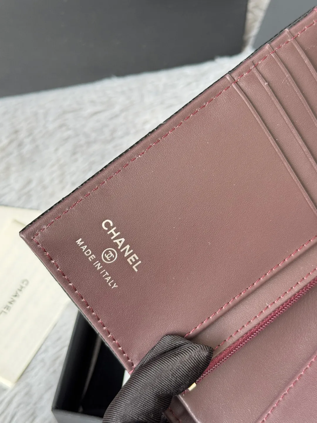 💰440💰4050 New product launched Passport wallet 2-in-1 passport holder that can hold cash, credit card and passport. CHANEL multi-function passport holder, original quality imported cowhide production, color as shown in the picture, exclusive real shot. This design may also enter the classic series in the future. Style number: AP6392 Size: 15*10*3cm.