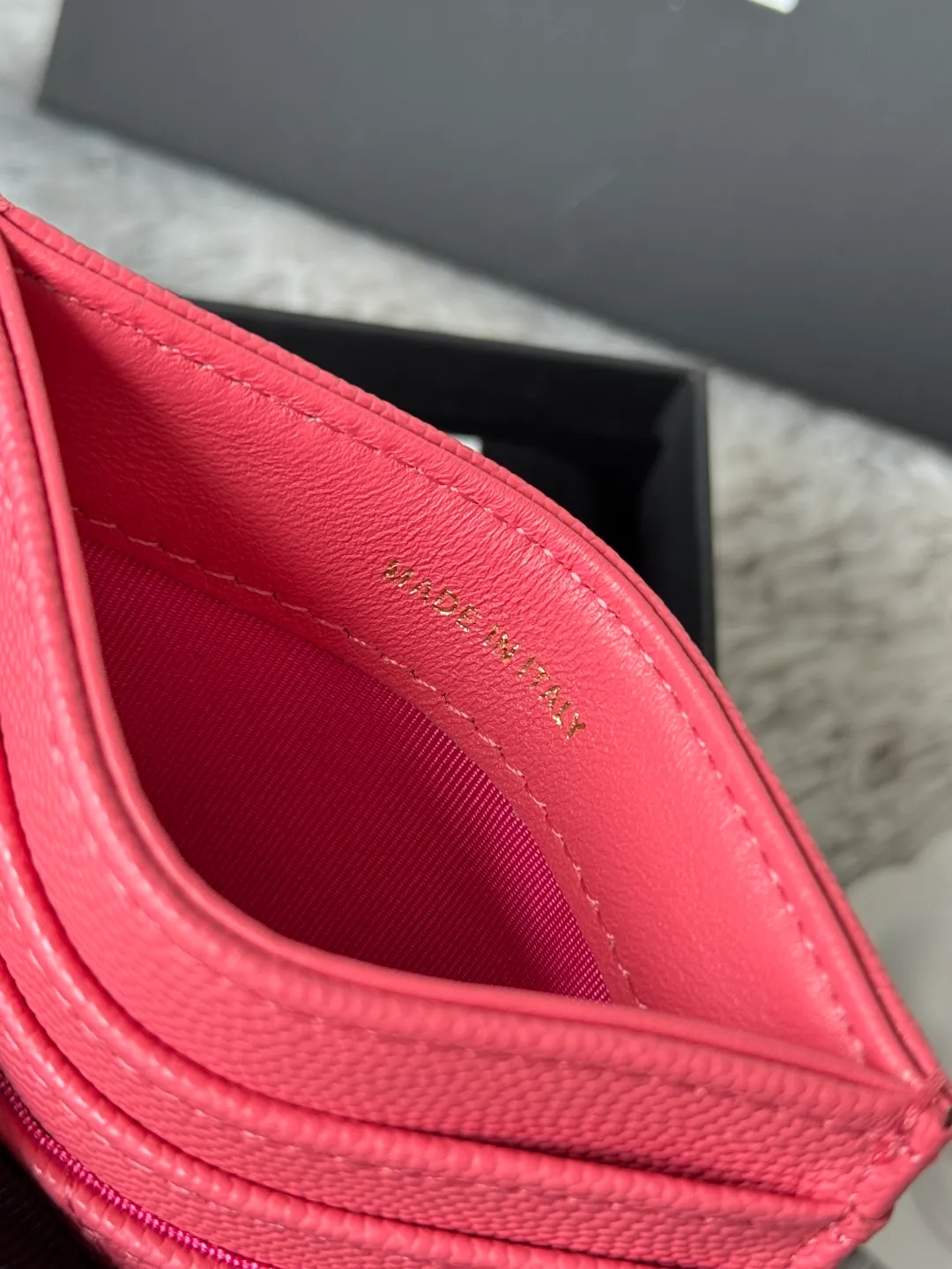 💰240💰 chanel 2025 new product card holder lambskin, seven card slots, can hold change, imported Italian lambskin + hardware logo, so beautiful, love it. The color is as shown in the picture, easy and fast storage, mini card holder No.: AP8944 Size: w11×h10cm
