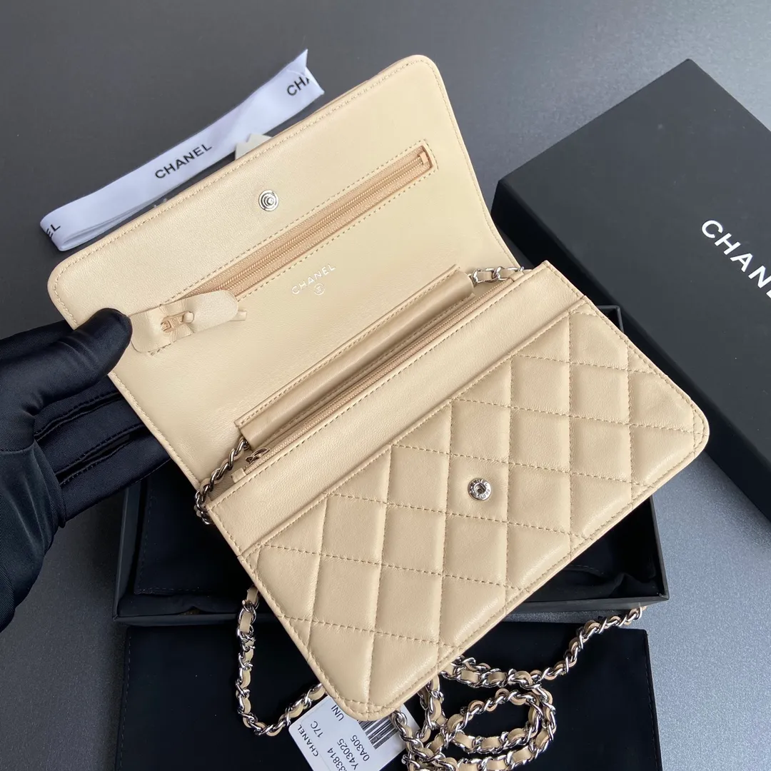 Xiaoxiang imported Italian lambskin Item No.: A33814 Price: 600 Size: w20×h13×d3.5cm Color: Apricot lambskin silver steel mark